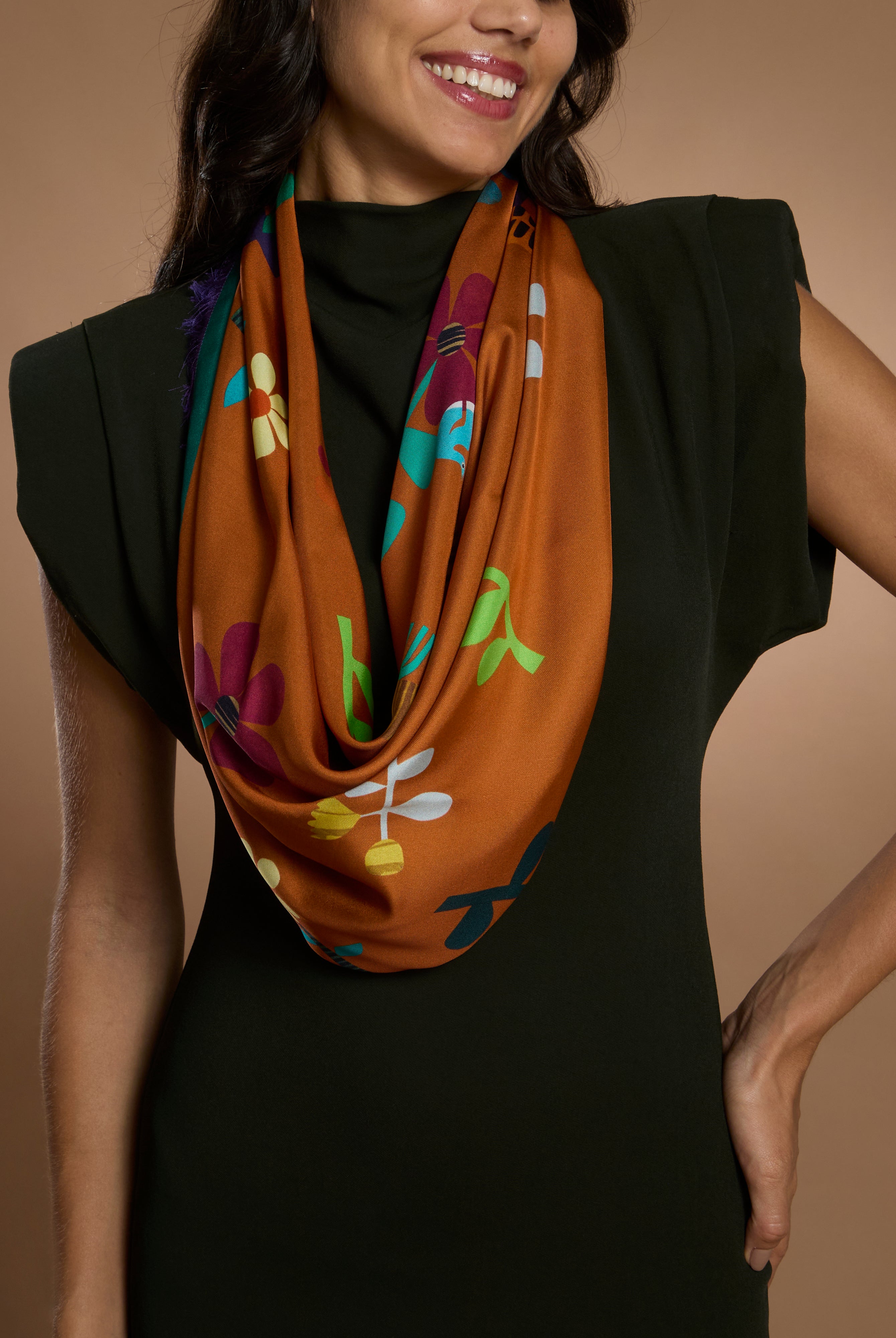 Verwöhnen Sie Ihre Sinne mit der luxuriösen Leichtigkeit italienischer Seide. Das AMIO Firenze Tuch wird aus feinstem Seidentwill gefertigt – einer edlen Gewebeart, die durch ihren dezenten Glanz und ihre geschmeidige Struktur besticht.
Mit kunstvoller, doppelseitiger Bedruckung präsentiert dieses Tuch zwei perfekt harmonierende Designs – für vielseitige Stylingmöglichkeiten und einen Hauch italienischer Raffinesse bei jedem Look.
Perfekt als hochwertiges Geschenk – zeitlos schön und luxuriös verpackt.