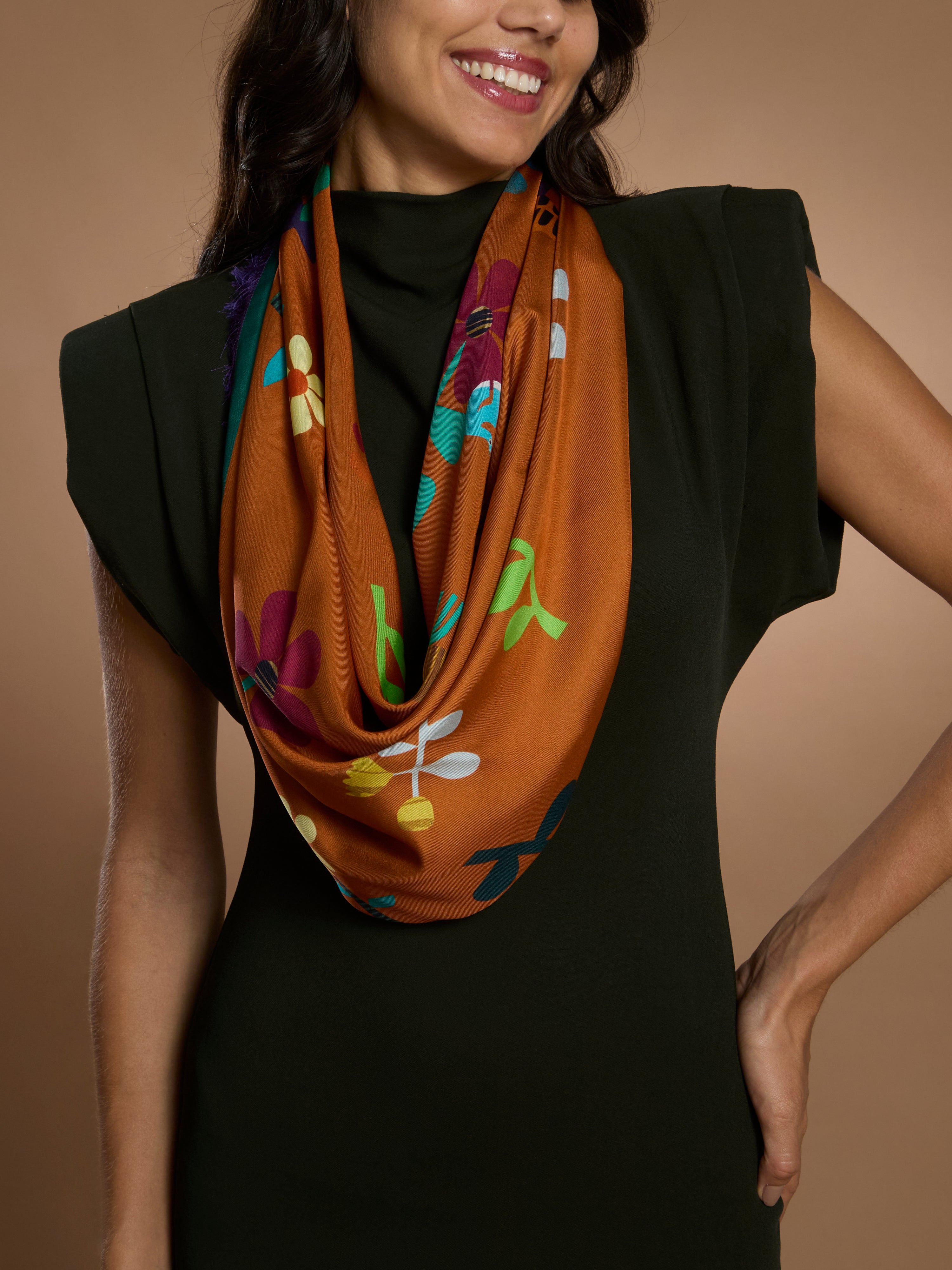 Verwöhnen Sie Ihre Sinne mit der luxuriösen Leichtigkeit italienischer Seide. Das AMIO Firenze Tuch wird aus feinstem Seidentwill gefertigt – einer edlen Gewebeart, die durch ihren dezenten Glanz und ihre geschmeidige Struktur besticht.
Mit kunstvoller, doppelseitiger Bedruckung präsentiert dieses Tuch zwei perfekt harmonierende Designs – für vielseitige Stylingmöglichkeiten und einen Hauch italienischer Raffinesse bei jedem Look.
Perfekt als hochwertiges Geschenk – zeitlos schön und luxuriös verpackt.