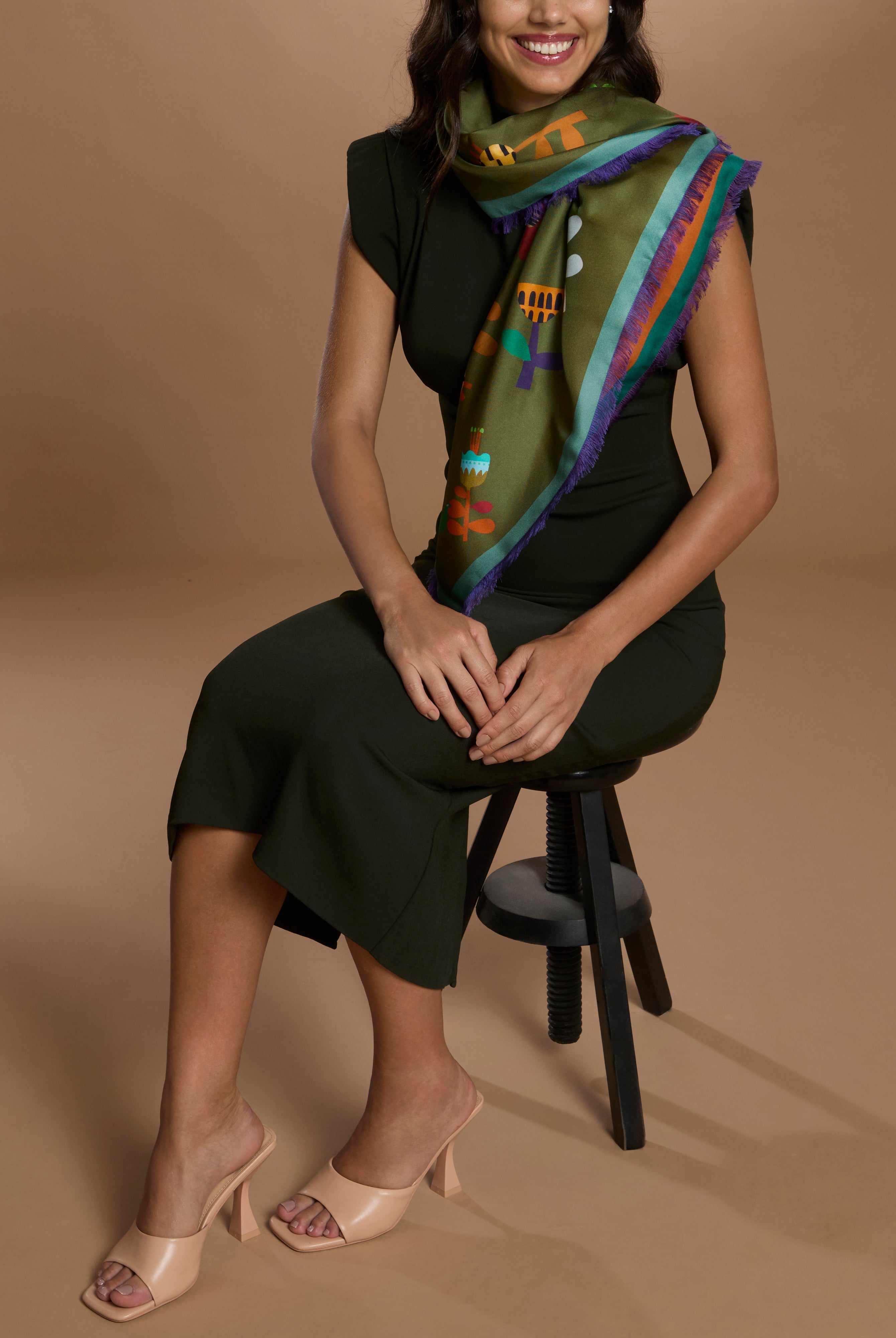 Verwöhnen Sie Ihre Sinne mit der luxuriösen Leichtigkeit italienischer Seide. Das AMIO Firenze Tuch wird aus feinstem Seidentwill gefertigt – einer edlen Gewebeart, die durch ihren dezenten Glanz und ihre geschmeidige Struktur besticht.
Mit kunstvoller, doppelseitiger Bedruckung präsentiert dieses Tuch zwei perfekt harmonierende Designs – für vielseitige Stylingmöglichkeiten und einen Hauch italienischer Raffinesse bei jedem Look.
Perfekt als hochwertiges Geschenk – zeitlos schön und luxuriös verpackt.