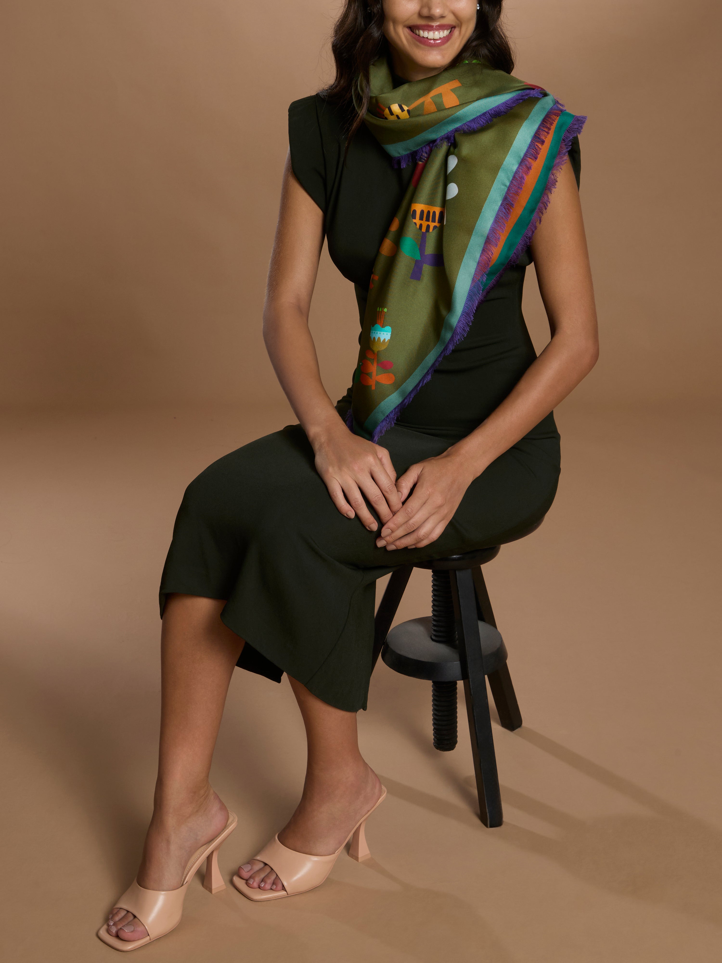 Verwöhnen Sie Ihre Sinne mit der luxuriösen Leichtigkeit italienischer Seide. Das AMIO Firenze Tuch wird aus feinstem Seidentwill gefertigt – einer edlen Gewebeart, die durch ihren dezenten Glanz und ihre geschmeidige Struktur besticht.
Mit kunstvoller, doppelseitiger Bedruckung präsentiert dieses Tuch zwei perfekt harmonierende Designs – für vielseitige Stylingmöglichkeiten und einen Hauch italienischer Raffinesse bei jedem Look.
Perfekt als hochwertiges Geschenk – zeitlos schön und luxuriös verpackt.