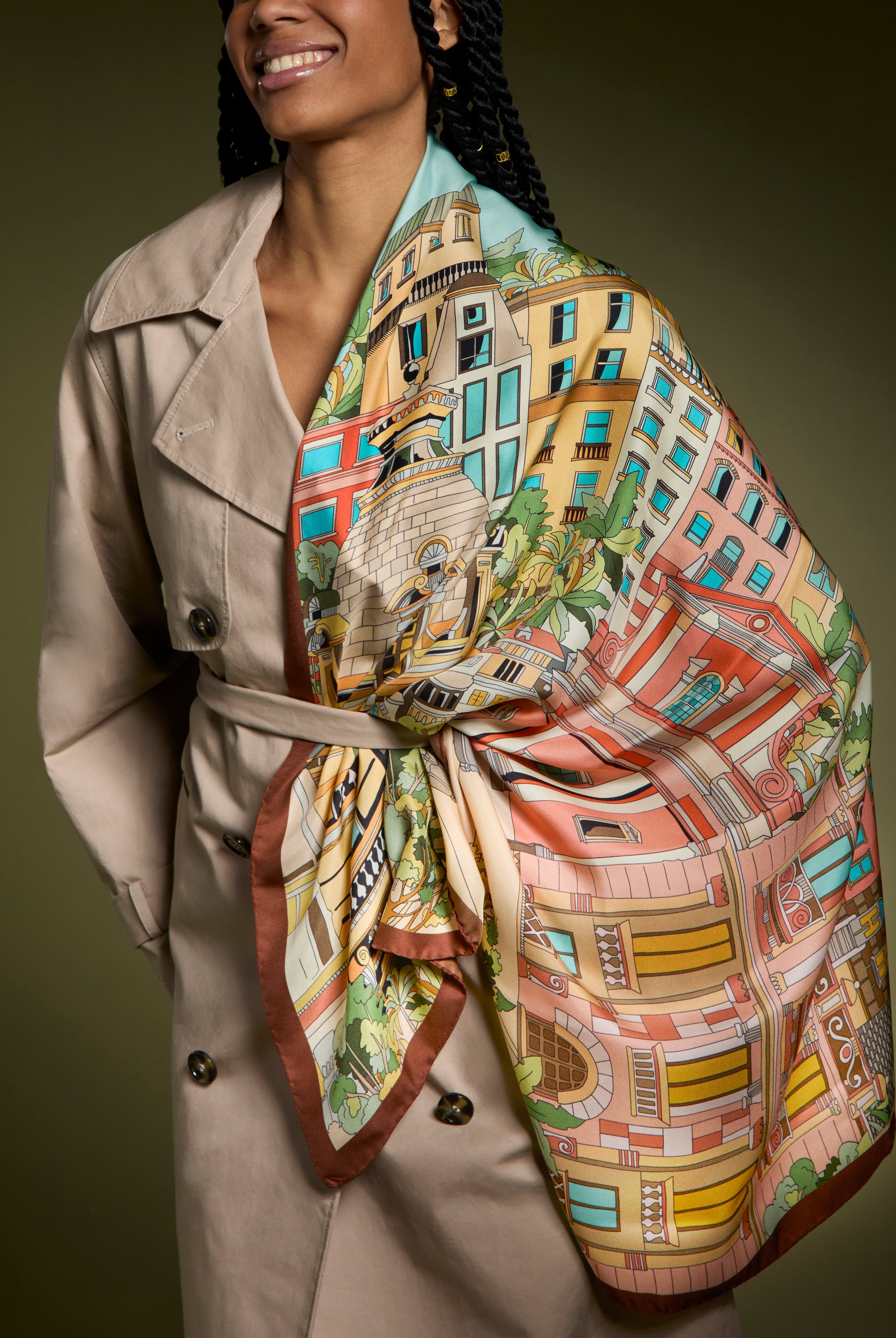 Verwöhnen Sie Ihre Sinne mit der luxuriösen Leichtigkeit italienischer Seide. Das AMIO Firenze Tuch wird aus feinstem Seidentwill gefertigt – einer edlen Gewebeart, die durch ihren dezenten Glanz und ihre geschmeidige Struktur besticht.
Mit kunstvoller, doppelseitiger Bedruckung präsentiert dieses Tuch zwei perfekt harmonierende Designs – für vielseitige Stylingmöglichkeiten und einen Hauch italienischer Raffinesse bei jedem Look.