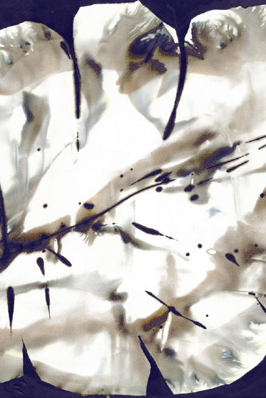 Verwöhnen Sie Ihre Sinne mit der luxuriösen Leichtigkeit italienischer Wolle und Seide. Weiche Wolle trifft auf feinste Seide – luxuriös leicht, wunderbar wärmend und angenehm zur Haut. Ideal für die kalte Jahreszeit.
Mit kunstvoller Bedruckung präsentiert dieser Schal ein perfekt harmonierendes Design – für vielseitige Stylingmöglichkeiten und einen Hauch italienischer Raffinesse bei jedem Look.