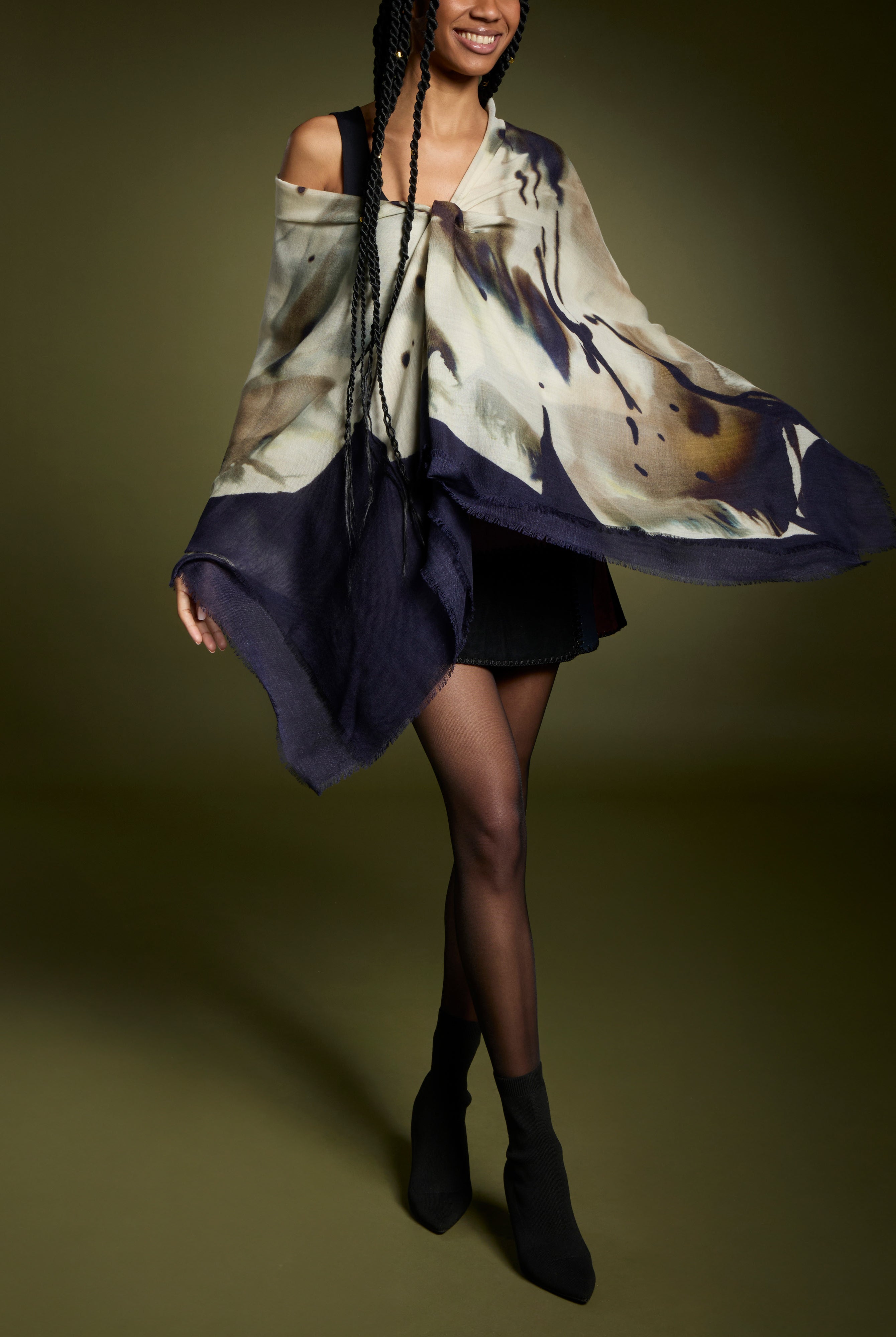 Verwöhnen Sie Ihre Sinne mit der luxuriösen Leichtigkeit italienischer Wolle und Seide. Weiche Wolle trifft auf feinste Seide – luxuriös leicht, wunderbar wärmend und angenehm zur Haut. Ideal für die kalte Jahreszeit.
Mit kunstvoller Bedruckung präsentiert dieser Schal ein perfekt harmonierendes Design – für vielseitige Stylingmöglichkeiten und einen Hauch italienischer Raffinesse bei jedem Look.