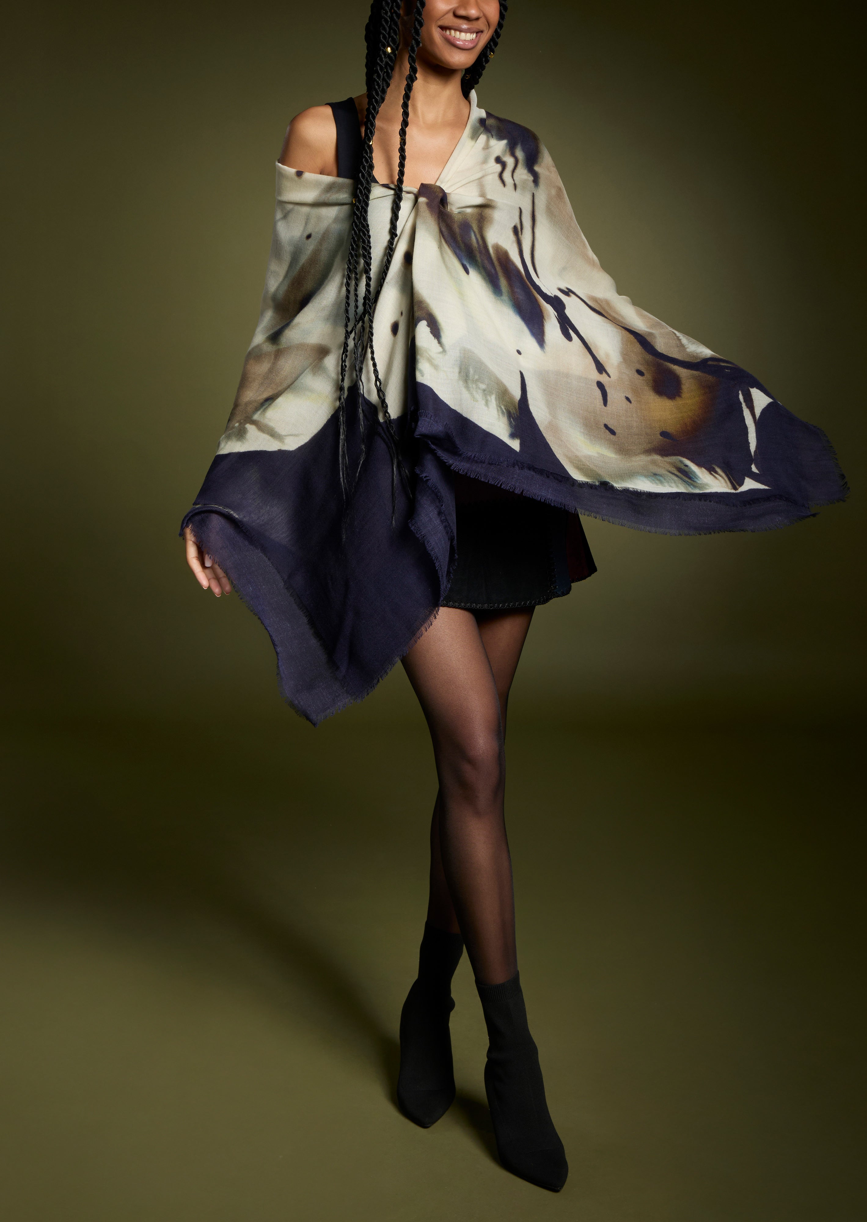 Verwöhnen Sie Ihre Sinne mit der luxuriösen Leichtigkeit italienischer Wolle und Seide. Weiche Wolle trifft auf feinste Seide – luxuriös leicht, wunderbar wärmend und angenehm zur Haut. Ideal für die kalte Jahreszeit.
Mit kunstvoller Bedruckung präsentiert dieser Schal ein perfekt harmonierendes Design – für vielseitige Stylingmöglichkeiten und einen Hauch italienischer Raffinesse bei jedem Look.