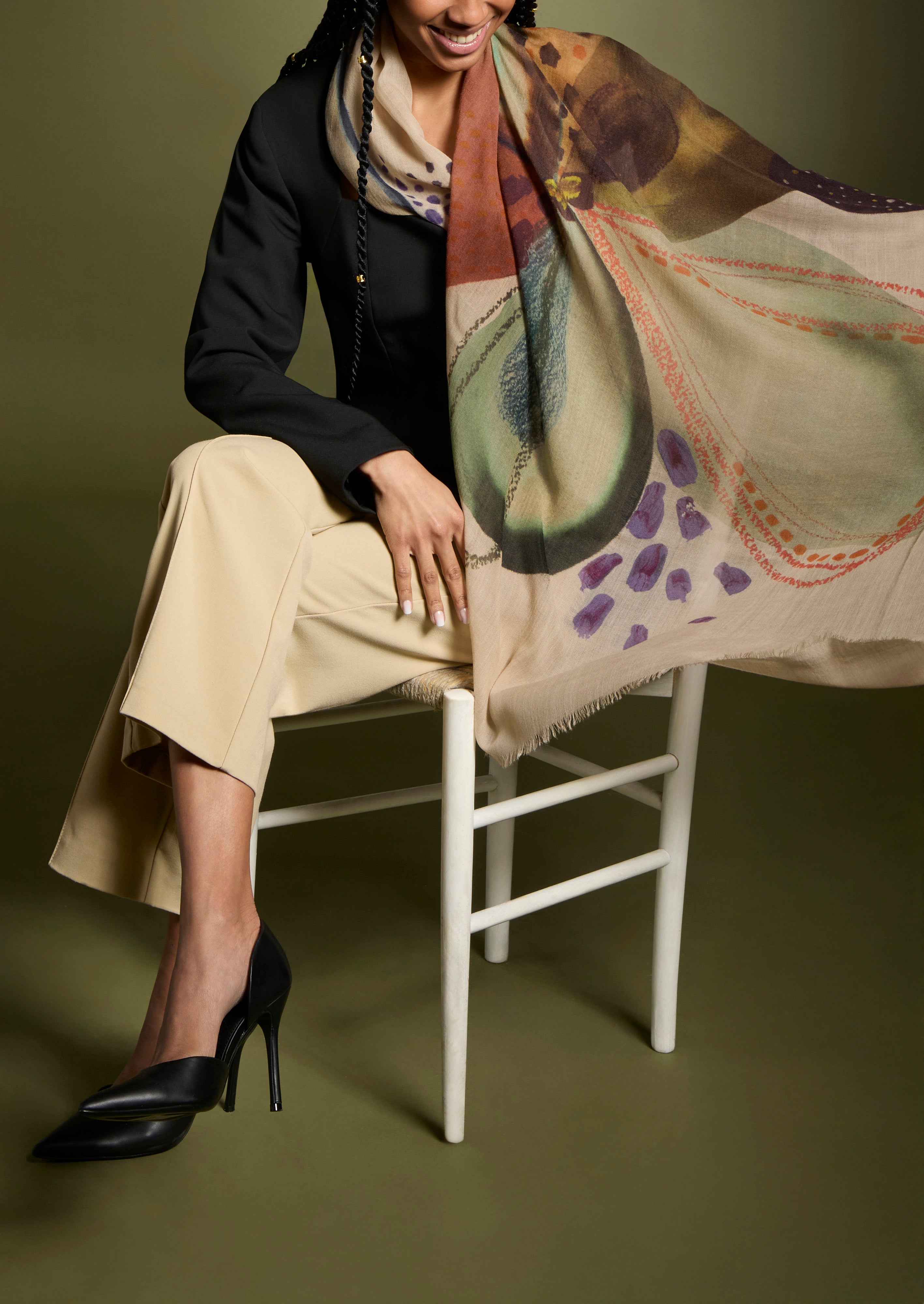 Genießen Sie die pure Wärme natürlicher Wolle – mit diesem Schal aus 100 % feinster Wolle, der Stil und Komfort auf elegante Weise vereint. Die weiche, atmungsaktive Faser sorgt für ein angenehmes Tragegefühl und spendet wohlige Wärme, ohne zu beschweren.
Mit seiner edlen Struktur und seinem zeitlosen Design ist dieser Wollschal der ideale Begleiter für kalte Tage – ob lässig zur Daunenjacke oder elegant zum Mantel getragen.