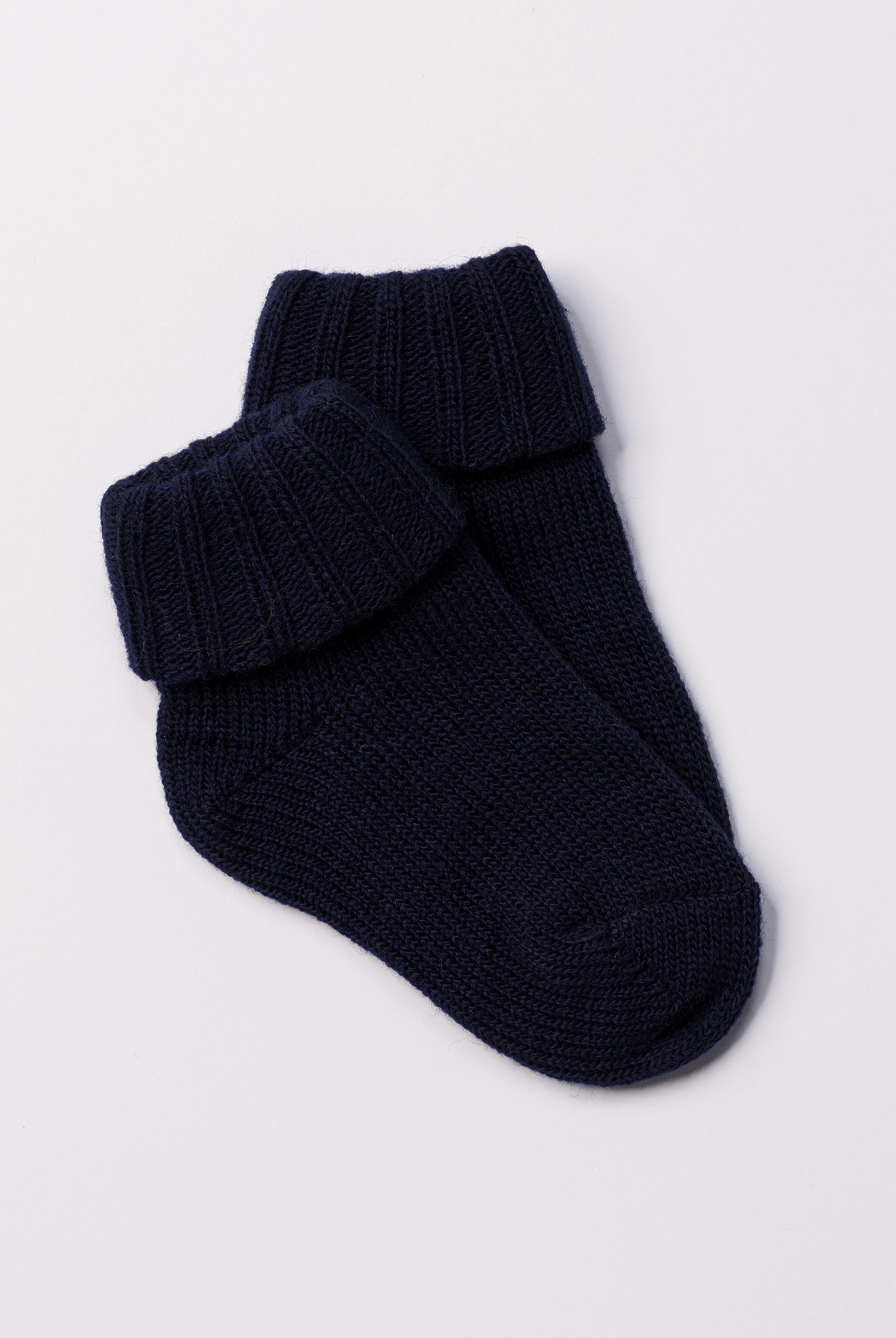 AMIO Firenze Wollsocken aus 100% reiner Wolle bieten einen unvergleichlichen Komfort und spenden natürliche Wärme. Diese Socken halten die Füße Ihres Kindes den ganzen Tag angenehm warm und sind dabei atmungsaktiv, um ein frisches Tragegefühl zu gewährleisten. Ideal für kalte Tage und lange Stunden in Schuhen bieten sie eine weiche, langlebige Qualität, die man nicht mehr missen möchten. Investieren Sie in Wohlbefinden und Funktionalität – Made in Italy.
Höchste Qualität, bestes Preis-Leistungs-Verhältnis