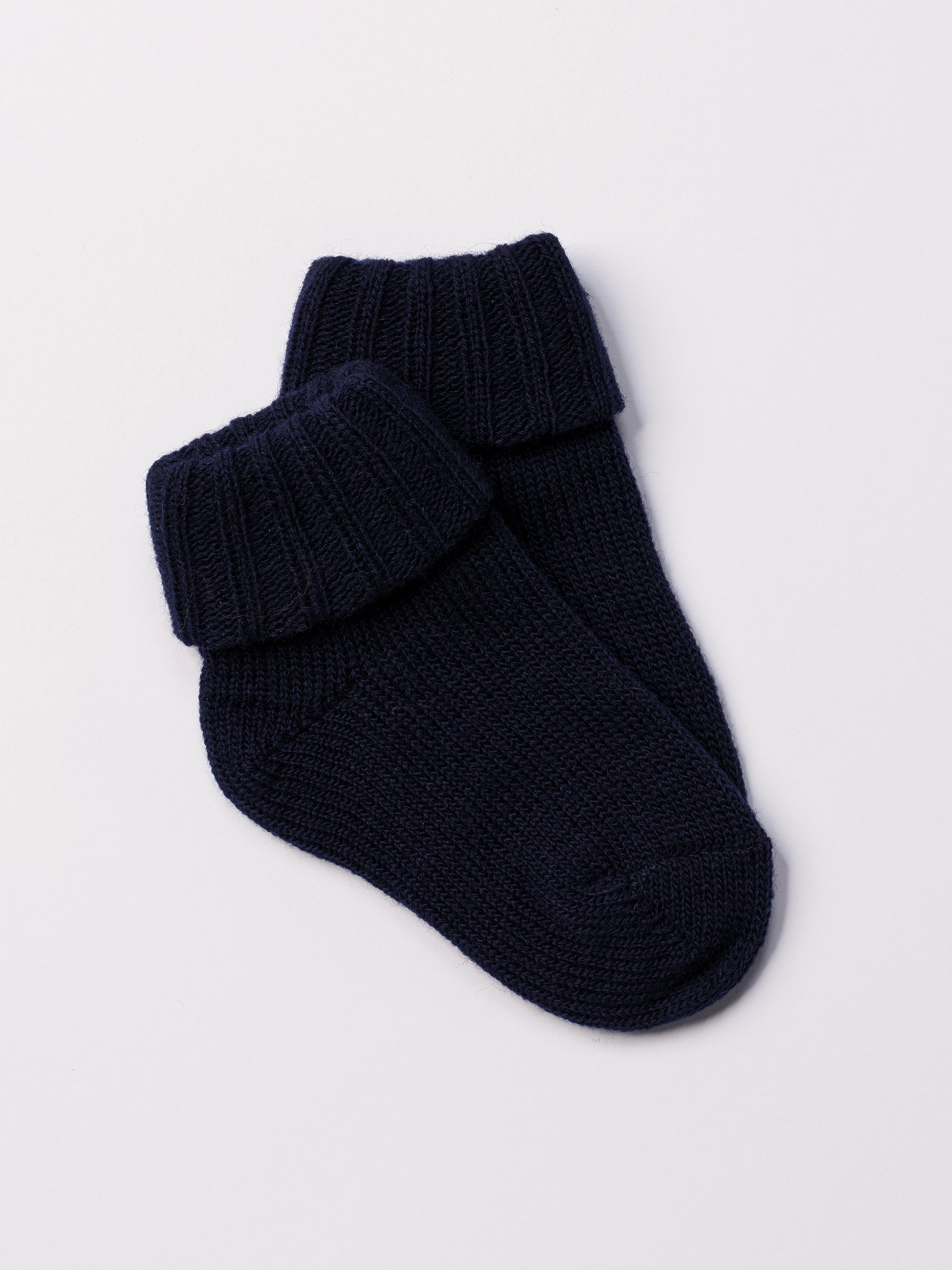 AMIO Firenze Wollsocken aus 100% reiner Wolle bieten einen unvergleichlichen Komfort und spenden natürliche Wärme. Diese Socken halten die Füße Ihres Kindes den ganzen Tag angenehm warm und sind dabei atmungsaktiv, um ein frisches Tragegefühl zu gewährleisten. Ideal für kalte Tage und lange Stunden in Schuhen bieten sie eine weiche, langlebige Qualität, die man nicht mehr missen möchten. Investieren Sie in Wohlbefinden und Funktionalität – Made in Italy.
Höchste Qualität, bestes Preis-Leistungs-Verhältnis
