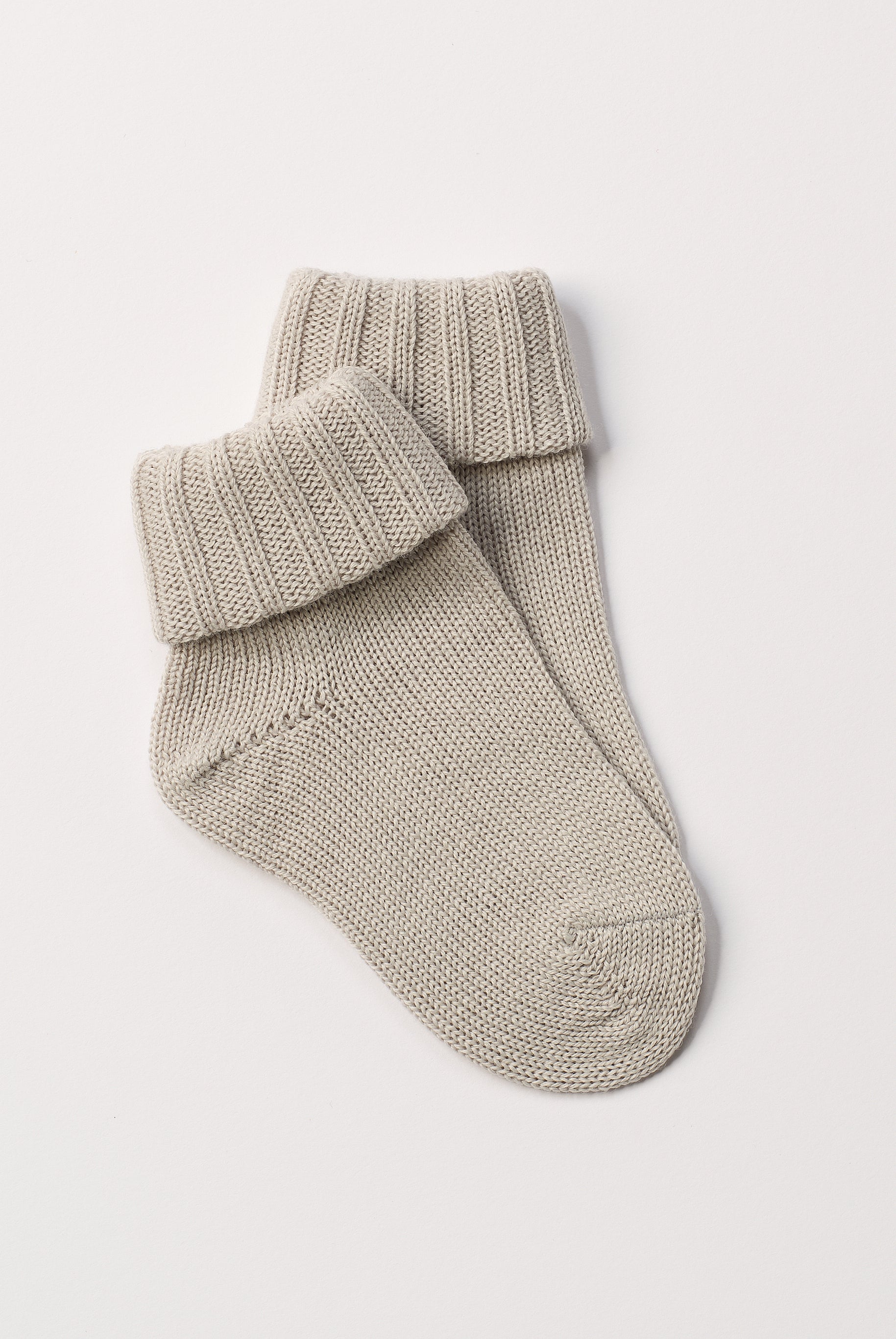 AMIO Firenze Wollsocken aus 100% reiner Wolle bieten einen unvergleichlichen Komfort und spenden natürliche Wärme. Diese Socken halten die Füße Ihres Kindes den ganzen Tag angenehm warm und sind dabei atmungsaktiv, um ein frisches Tragegefühl zu gewährleisten. Ideal für kalte Tage und lange Stunden in Schuhen bieten sie eine weiche, langlebige Qualität, die man nicht mehr missen möchten. Investieren Sie in Wohlbefinden und Funktionalität – Made in Italy.
Höchste Qualität, bestes Preis-Leistungs-Verhältnis