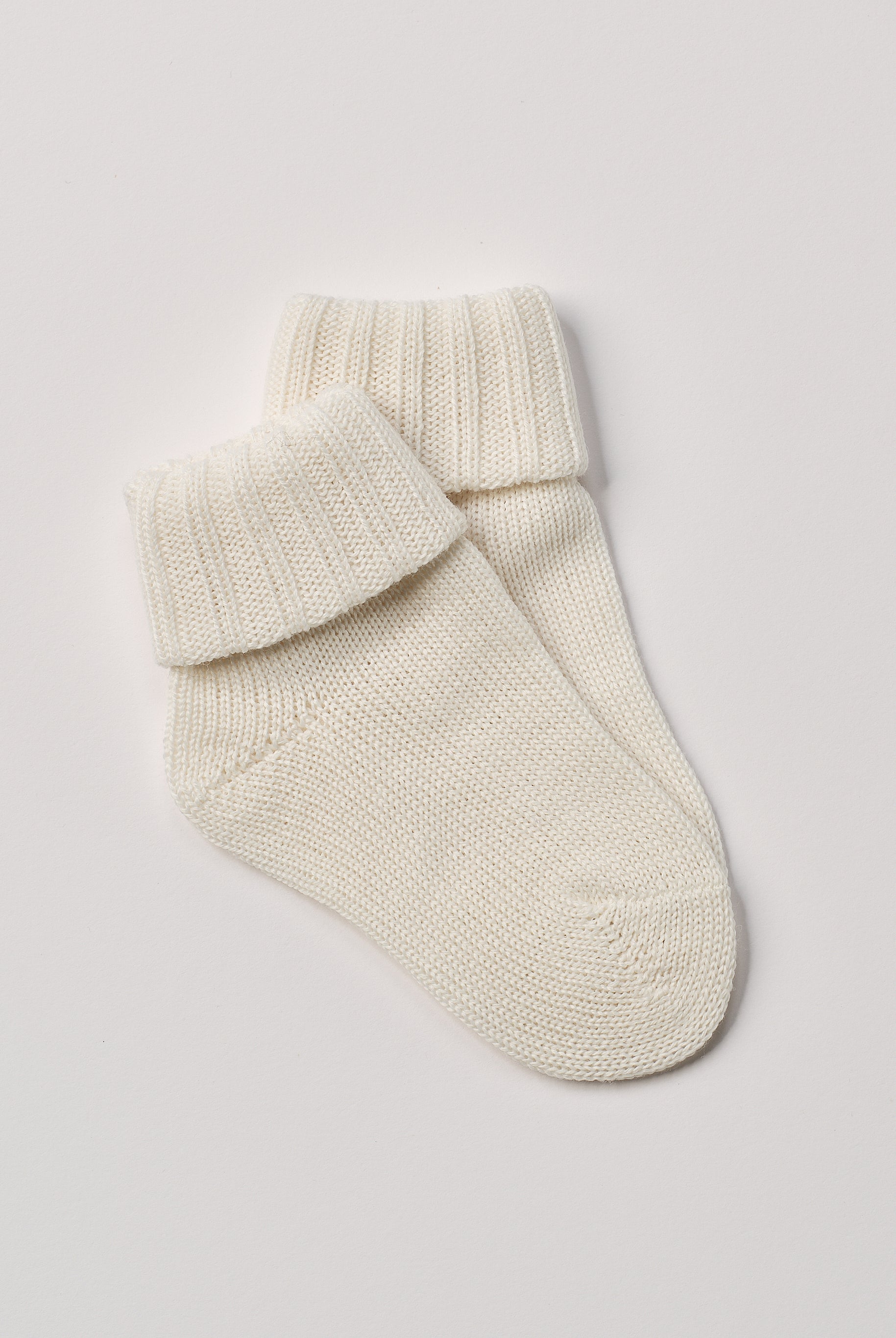 AMIO Firenze Wollsocken aus 100% reiner Wolle bieten einen unvergleichlichen Komfort und spenden natürliche Wärme. Diese Socken halten die Füße Ihres Kindes den ganzen Tag angenehm warm und sind dabei atmungsaktiv, um ein frisches Tragegefühl zu gewährleisten. Ideal für kalte Tage und lange Stunden in Schuhen bieten sie eine weiche, langlebige Qualität, die man nicht mehr missen möchten. Investieren Sie in Wohlbefinden und Funktionalität – Made in Italy.
Höchste Qualität, bestes Preis-Leistungs-Verhältnis