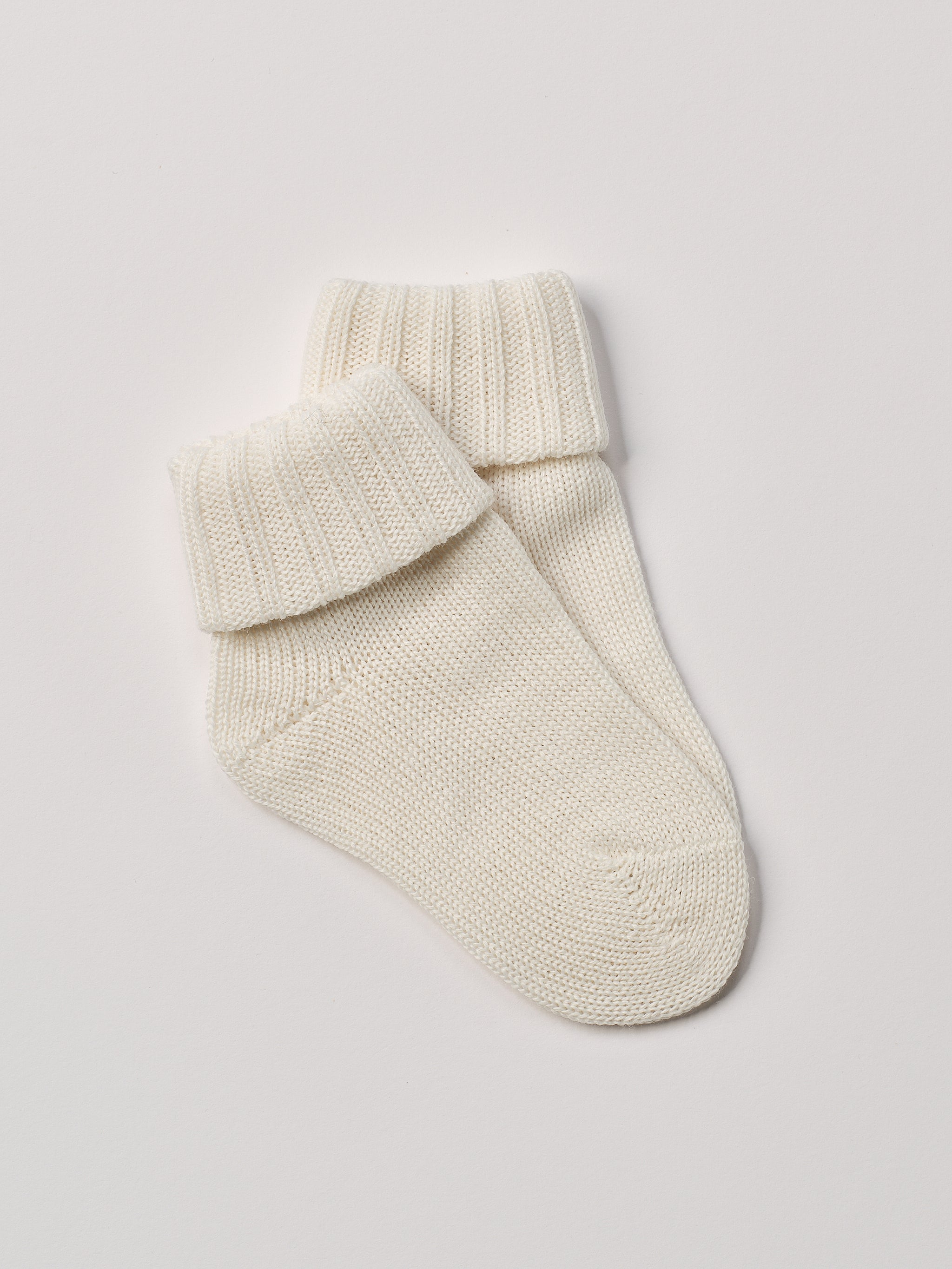 AMIO Firenze Wollsocken aus 100% reiner Wolle bieten einen unvergleichlichen Komfort und spenden natürliche Wärme. Diese Socken halten die Füße Ihres Kindes den ganzen Tag angenehm warm und sind dabei atmungsaktiv, um ein frisches Tragegefühl zu gewährleisten. Ideal für kalte Tage und lange Stunden in Schuhen bieten sie eine weiche, langlebige Qualität, die man nicht mehr missen möchten. Investieren Sie in Wohlbefinden und Funktionalität – Made in Italy.
Höchste Qualität, bestes Preis-Leistungs-Verhältnis