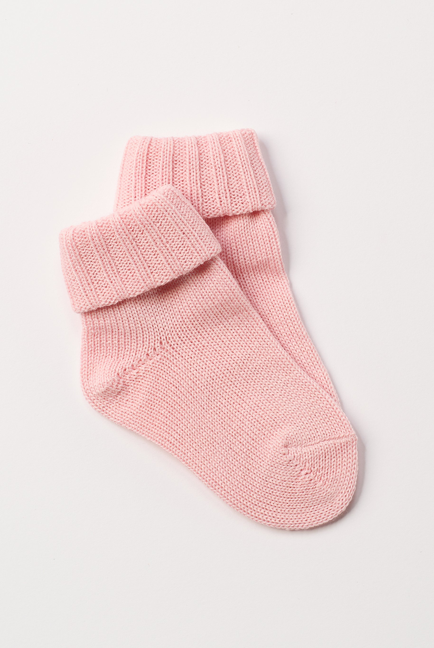 AMIO Firenze Wollsocken aus 100% reiner Wolle bieten einen unvergleichlichen Komfort und spenden natürliche Wärme. Diese Socken halten die Füße Ihres Kindes den ganzen Tag angenehm warm und sind dabei atmungsaktiv, um ein frisches Tragegefühl zu gewährleisten. Ideal für kalte Tage und lange Stunden in Schuhen bieten sie eine weiche, langlebige Qualität, die man nicht mehr missen möchten. Investieren Sie in Wohlbefinden und Funktionalität – Made in Italy.
Höchste Qualität, bestes Preis-Leistungs-Verhältnis