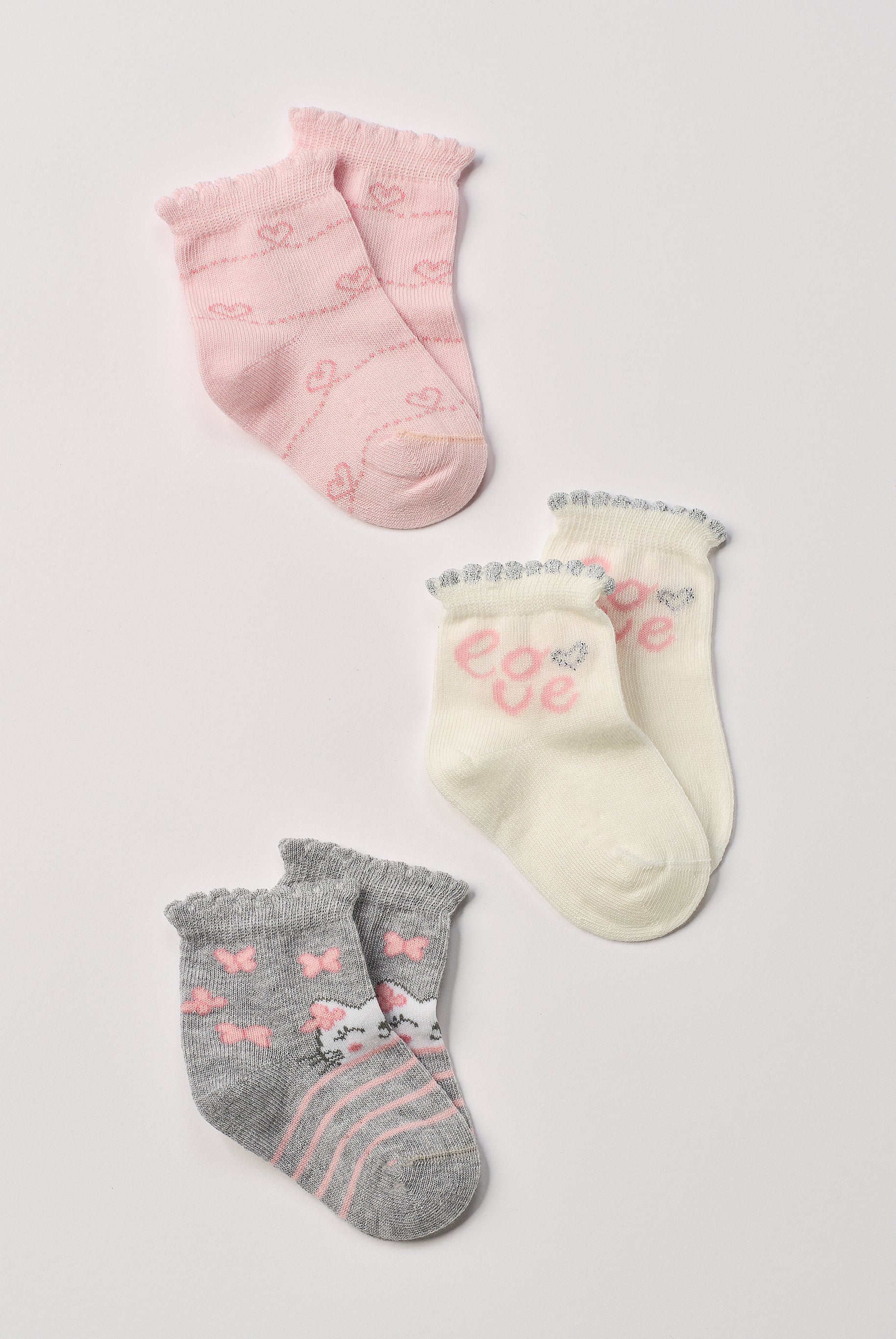 Die verspielten Baby-Söckchen von AMIO Firenze bieten maximalen Tragekomfort und brillieren mit ihrer Passform. Das weiche und warmhaltende Material fühlt sich besonders gemütlich an. Die niedlichen Motive lassen sich für jedes Outfit kombinieren. Ein Must-Have für jede Grundausstattung.
Höchste Qualität, bestes Preis-Leistungs-Verhältnis MADE IN ITALY.