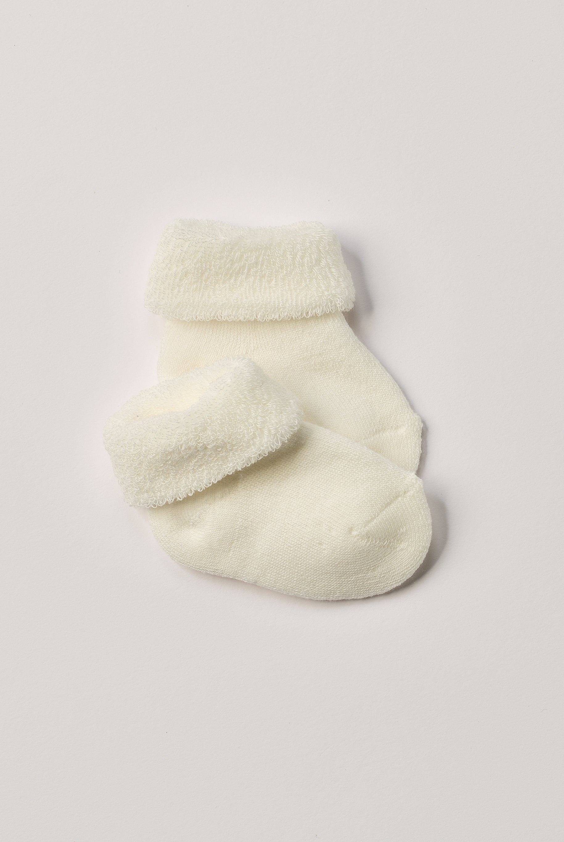 Die flauschigen Baby-Söckchen von AMIO Firenze bieten maximalen Tragekomfort und brillieren mit ihrer Passform. Das weiche und warmhaltende Material fühlt sich besonders gemütlich an. Der Sockenschaft lässt sich bequem anpassen. Ein Must-Have für jede Grundausstattung.
Höchste Qualität, bestes Preis-Leistungs-Verhältnis MADE IN ITALY.