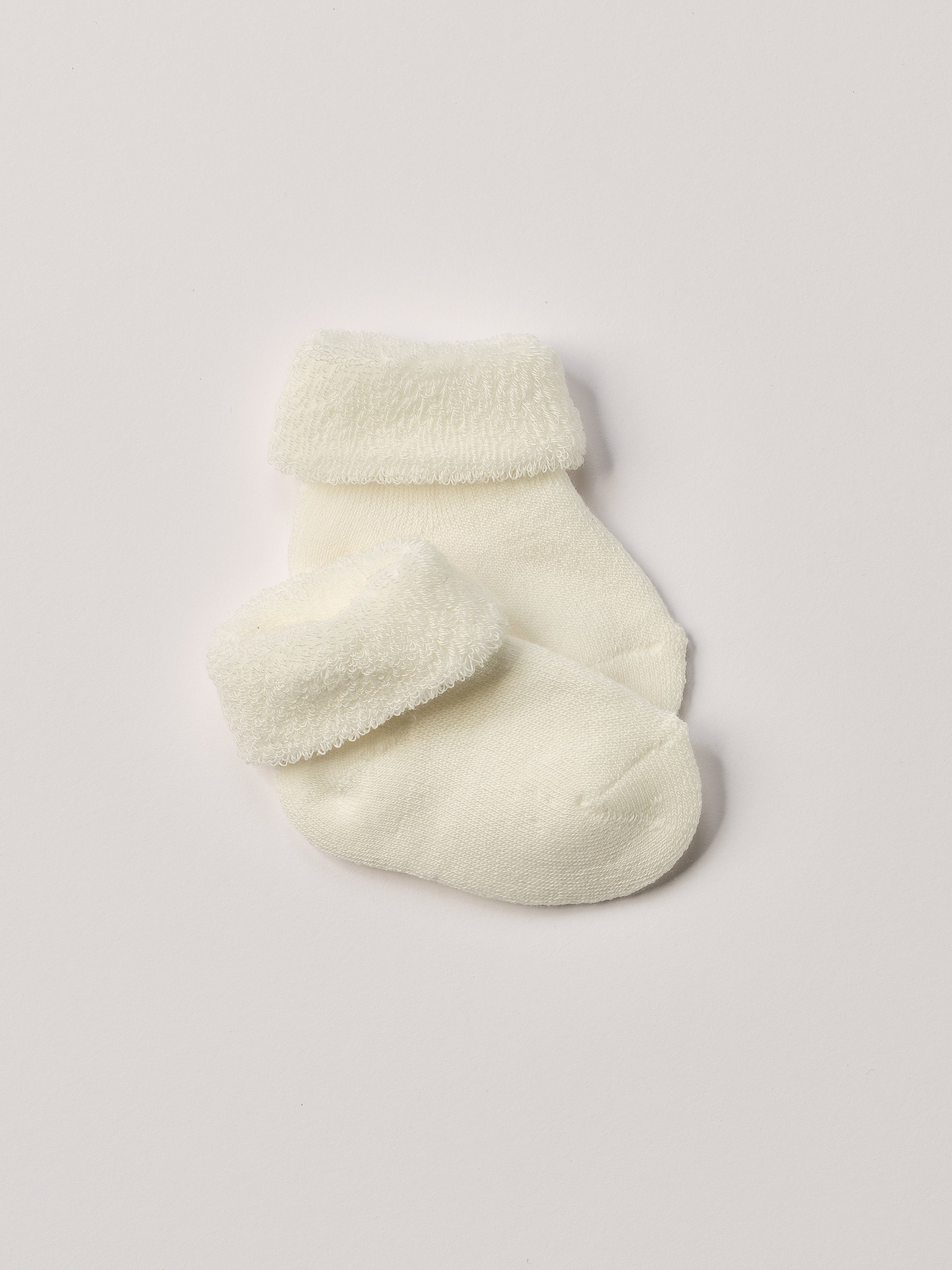 Die flauschigen Baby-Söckchen von AMIO Firenze bieten maximalen Tragekomfort und brillieren mit ihrer Passform. Das weiche und warmhaltende Material fühlt sich besonders gemütlich an. Der Sockenschaft lässt sich bequem anpassen. Ein Must-Have für jede Grundausstattung.
Höchste Qualität, bestes Preis-Leistungs-Verhältnis MADE IN ITALY.