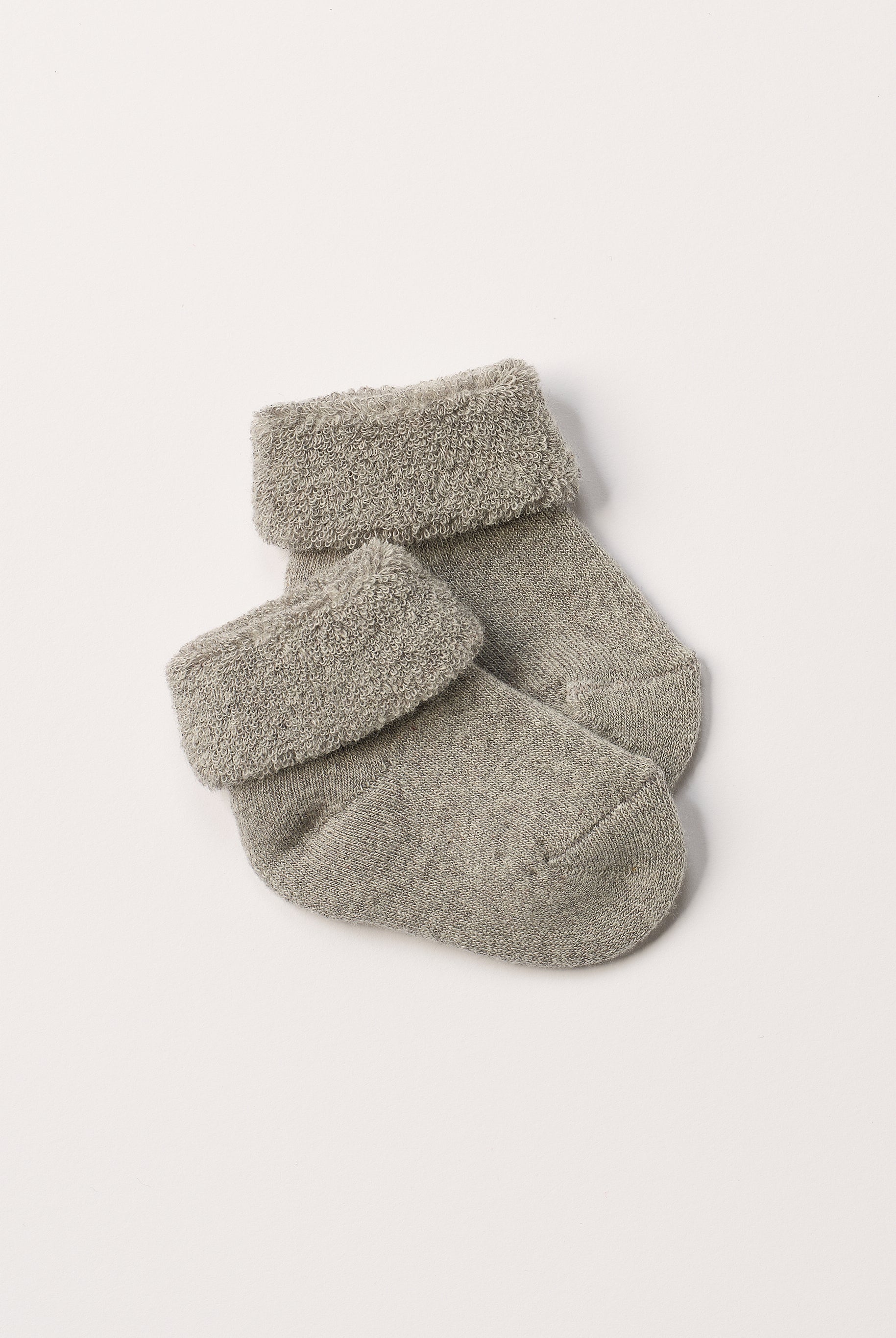 Die flauschigen Baby-Söckchen von AMIO Firenze bieten maximalen Tragekomfort und brillieren mit ihrer Passform. Das weiche und warmhaltende Material fühlt sich besonders gemütlich an. Der Sockenschaft lässt sich bequem anpassen. Ein Must-Have für jede Grundausstattung.
Höchste Qualität, bestes Preis-Leistungs-Verhältnis MADE IN ITALY.