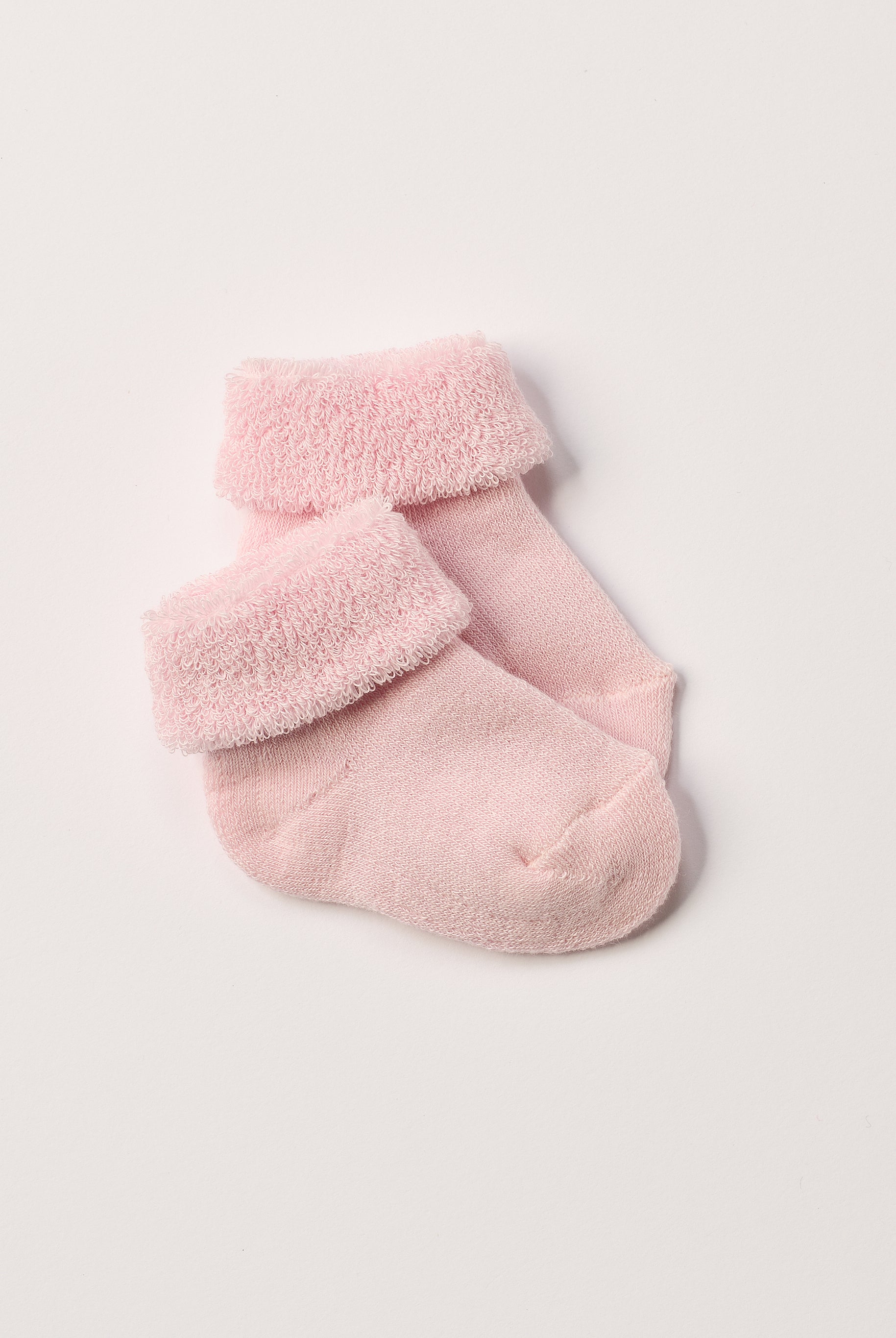 Die flauschigen Baby-Söckchen von AMIO Firenze bieten maximalen Tragekomfort und brillieren mit ihrer Passform. Das weiche und warmhaltende Material fühlt sich besonders gemütlich an. Der Sockenschaft lässt sich bequem anpassen. Ein Must-Have für jede Grundausstattung.
Höchste Qualität, bestes Preis-Leistungs-Verhältnis MADE IN ITALY.