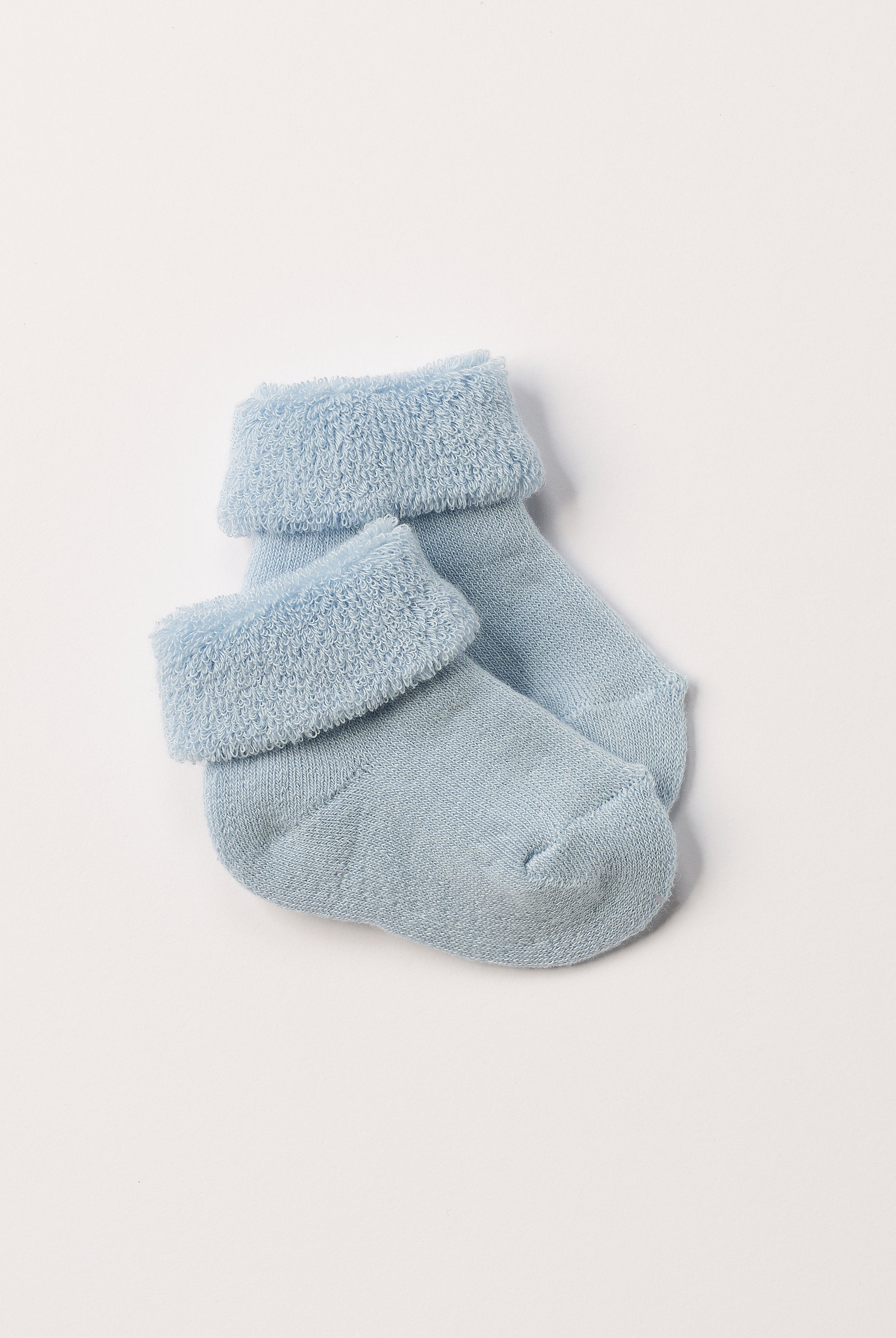 Die flauschigen Baby-Söckchen von AMIO Firenze bieten maximalen Tragekomfort und brillieren mit ihrer Passform. Das weiche und warmhaltende Material fühlt sich besonders gemütlich an. Der Sockenschaft lässt sich bequem anpassen. Ein Must-Have für jede Grundausstattung.
Höchste Qualität, bestes Preis-Leistungs-Verhältnis MADE IN ITALY.