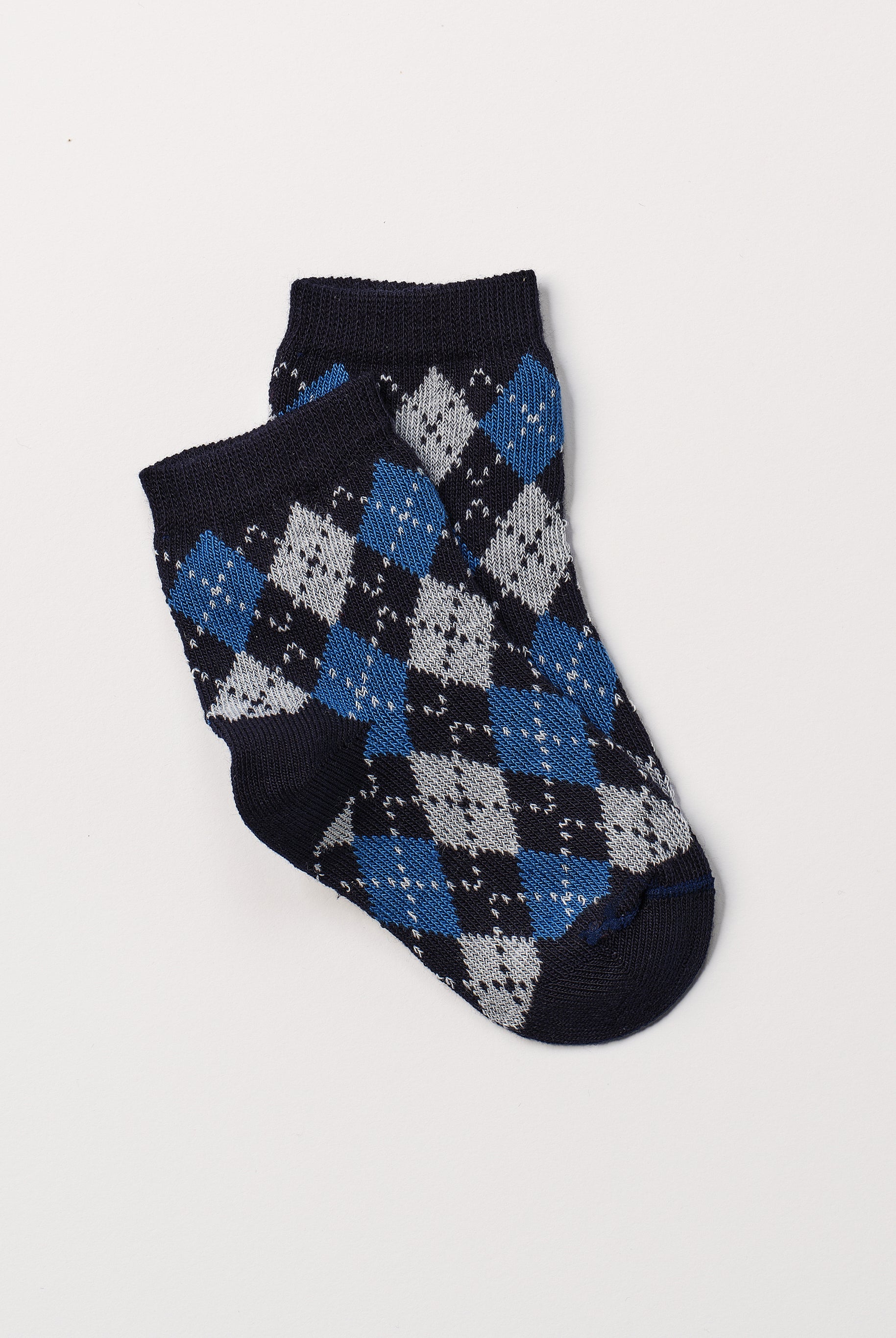 Die klassischen Baby-Söckchen von AMIO Firenze bieten maximalen Tragekomfort und brillieren mit ihrer Passform. Das eingewebte Argyle Muster macht das Sockenpaar besonders niedlich. Ein Must-Have für jede Grundausstattung.
Höchste Qualität, bestes Preis-Leistungs-Verhältnis MADE IN ITALY.