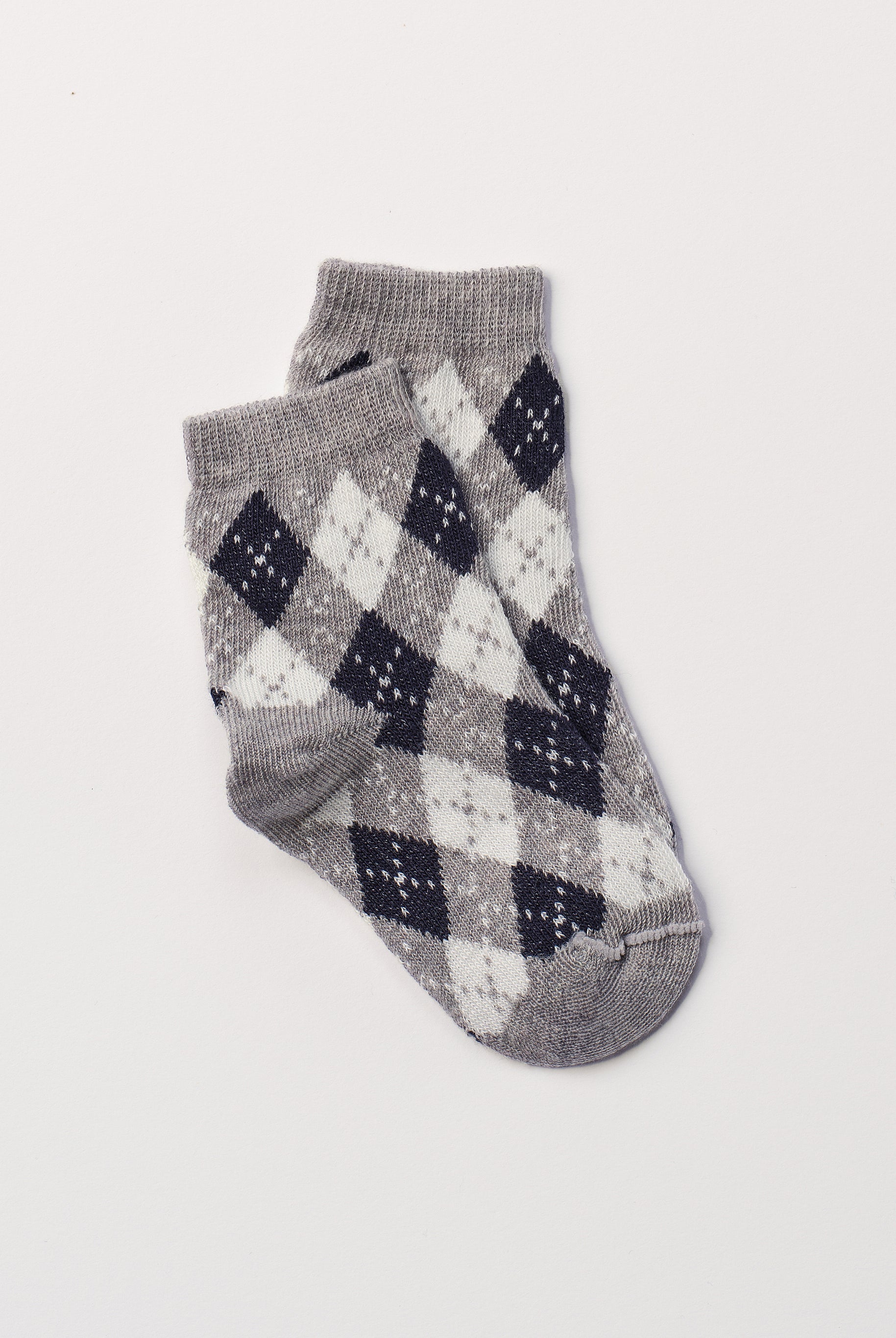 Die klassischen Baby-Söckchen von AMIO Firenze bieten maximalen Tragekomfort und brillieren mit ihrer Passform. Das eingewebte Argyle Muster macht das Sockenpaar besonders niedlich. Ein Must-Have für jede Grundausstattung.
Höchste Qualität, bestes Preis-Leistungs-Verhältnis MADE IN ITALY.