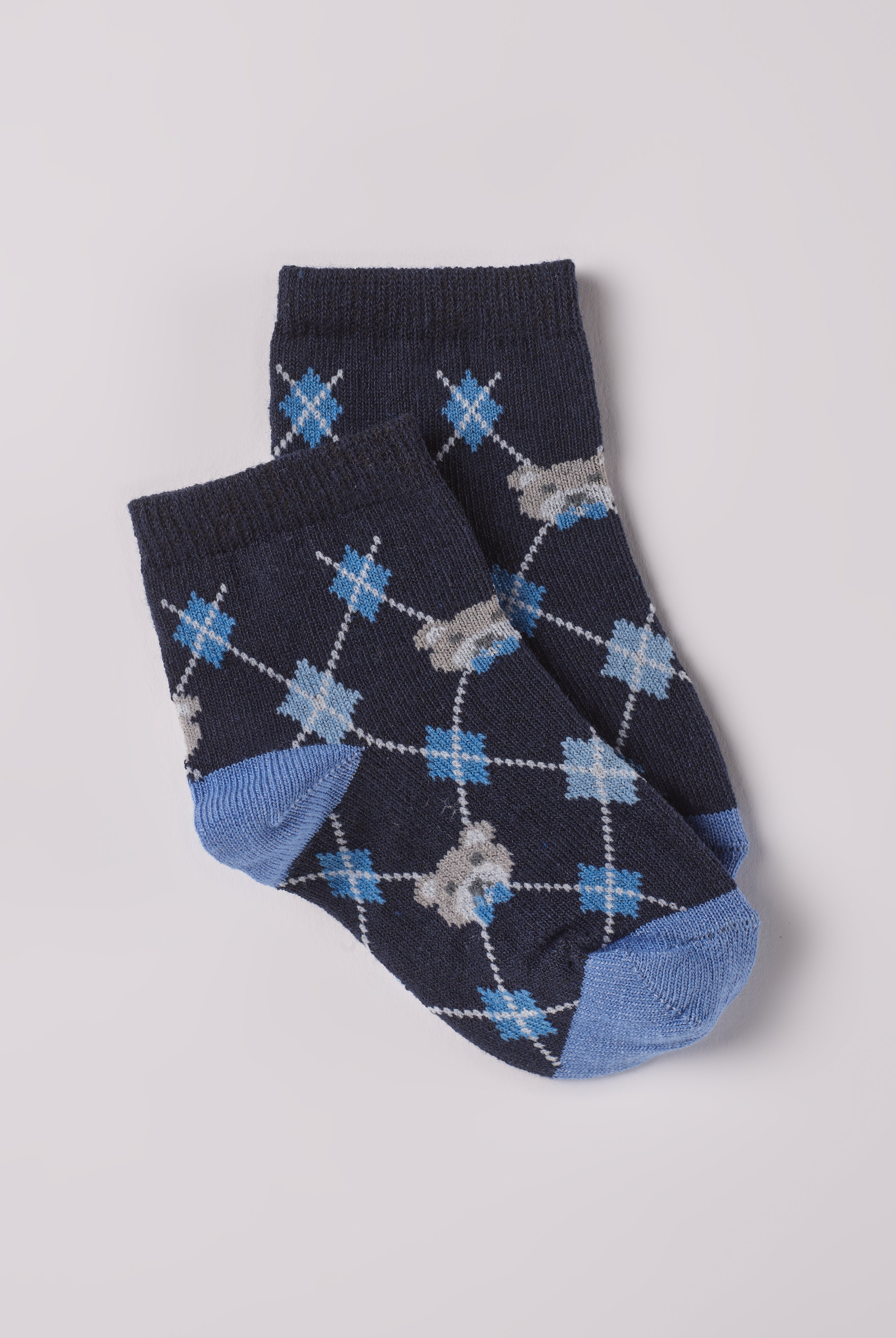 Die verspielten Baby-Söckchen von AMIO Firenze bieten maximalen Tragekomfort und brillieren mit ihrer Passform. Das eingewebte Bärchen und Rauten machen das Sockenpaar besonders niedlich. Ein Must-Have für jede Grundausstattung.
Höchste Qualität, bestes Preis-Leistungs-Verhältnis MADE IN ITALY.