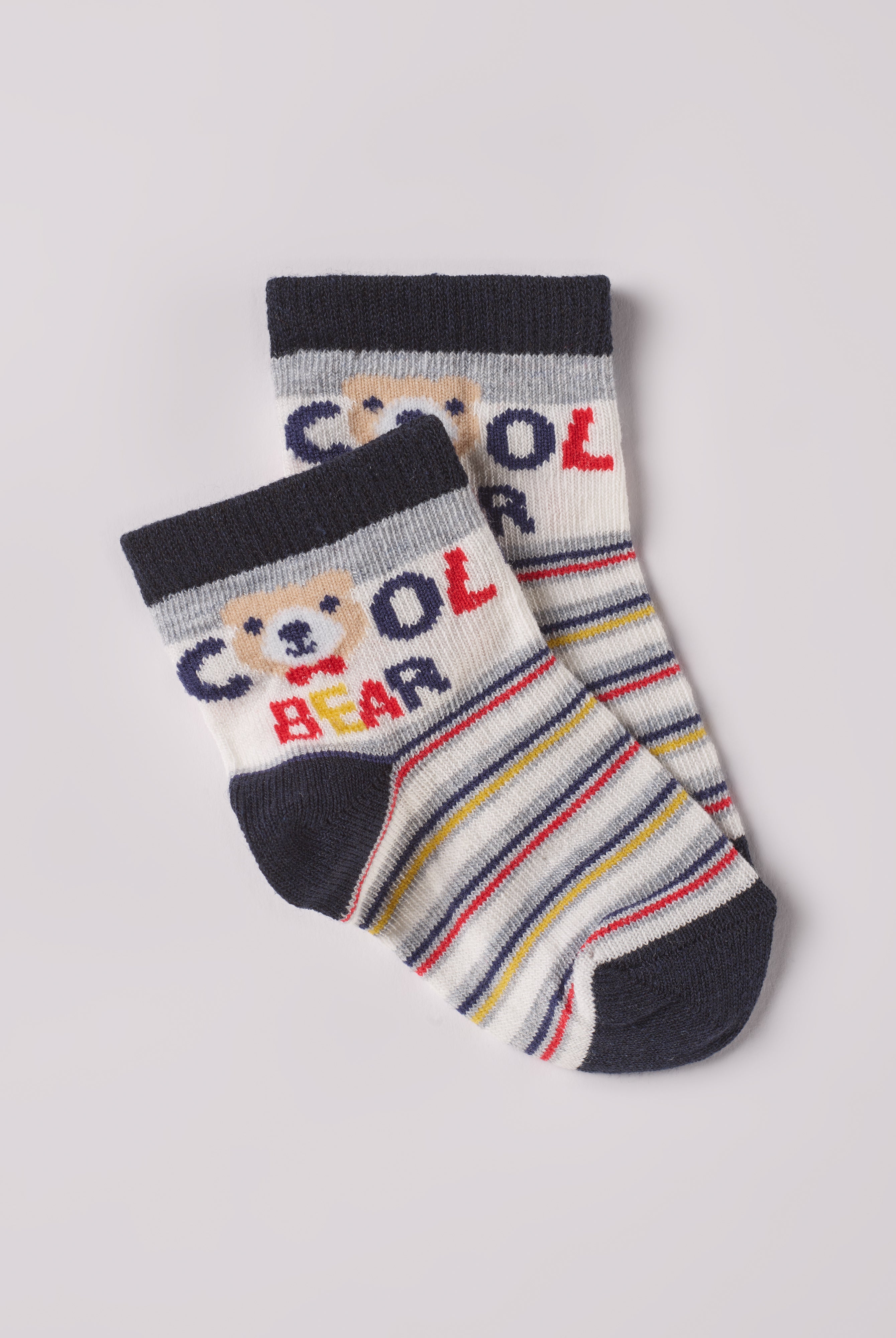 Die verspielten Baby-Söckchen von AMIO Firenze bieten maximalen Tragekomfort und brillieren mit ihrer Passform. Das eingewebte Bärchen-Motiv ist besonders niedlich. Ein Must-Have für jede Grundausstattung.
Höchste Qualität, bestes Preis-Leistungs-Verhältnis MADE IN ITALY.