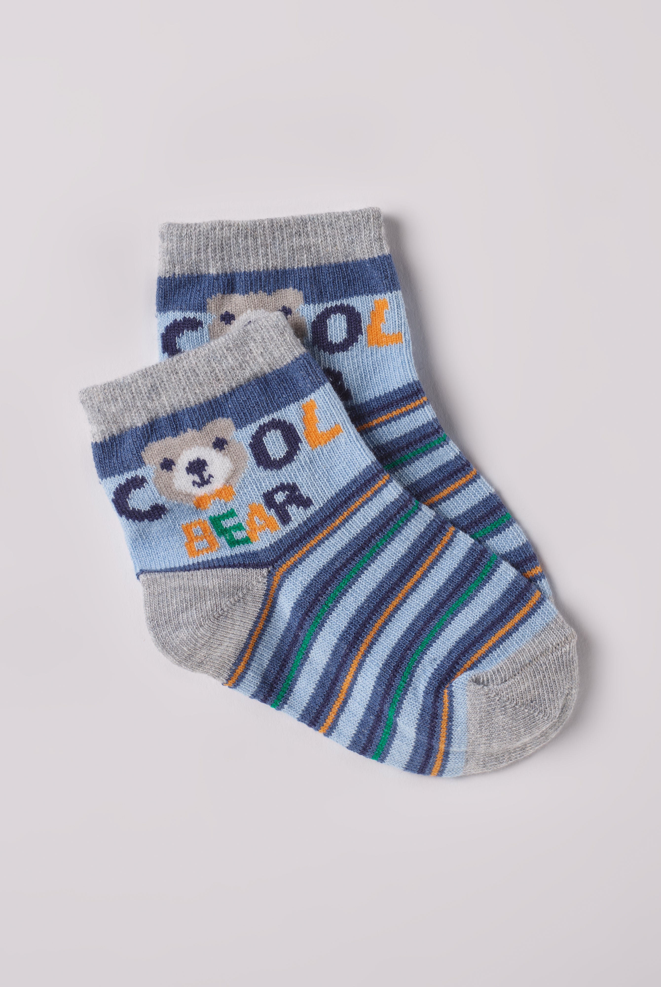 Die verspielten Baby-Söckchen von AMIO Firenze bieten maximalen Tragekomfort und brillieren mit ihrer Passform. Das eingewebte Bärchen-Motiv ist besonders niedlich. Ein Must-Have für jede Grundausstattung.
Höchste Qualität, bestes Preis-Leistungs-Verhältnis MADE IN ITALY.