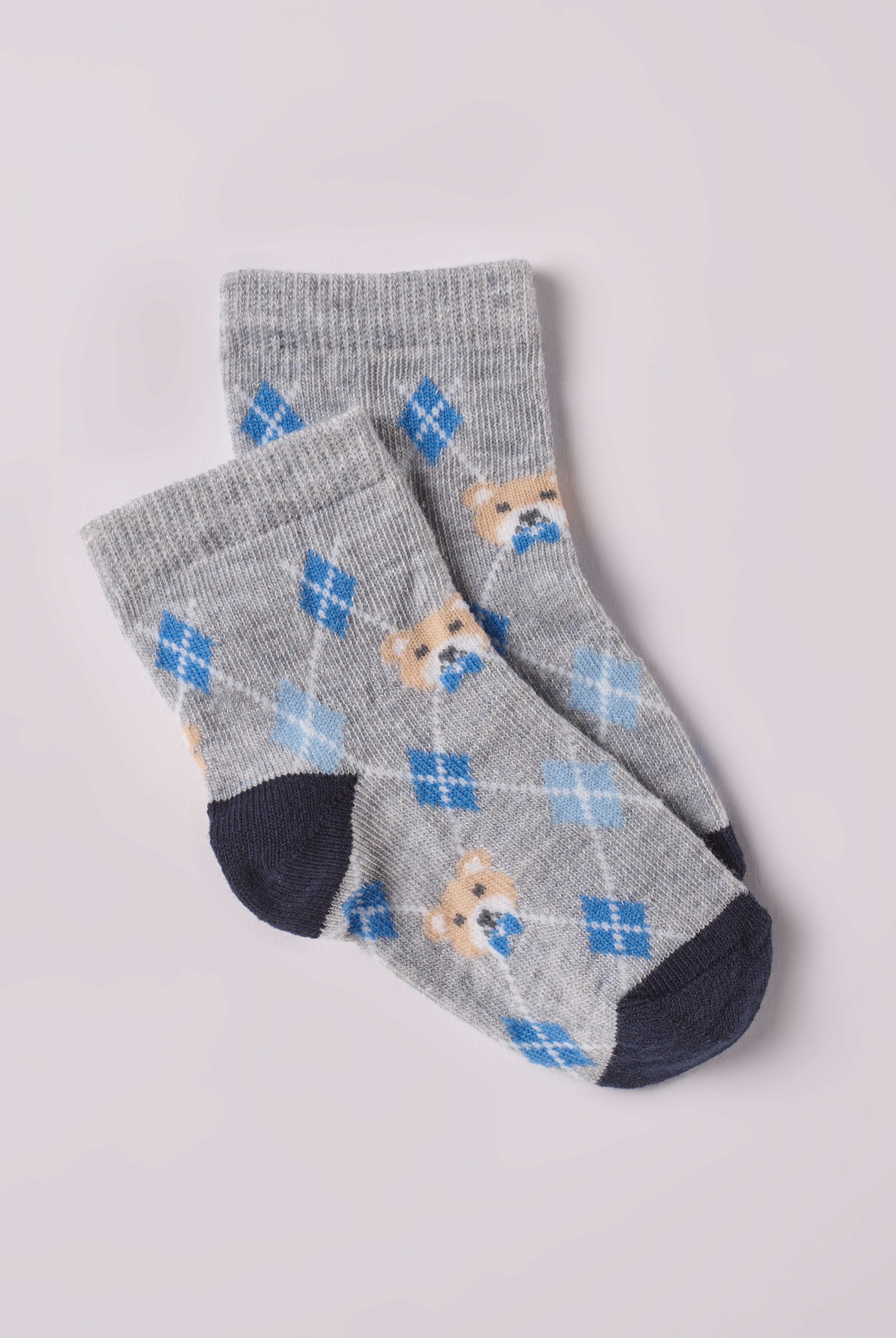 Die verspielten Baby-Söckchen von AMIO Firenze bieten maximalen Tragekomfort und brillieren mit ihrer Passform. Das eingewebte Bärchen und Rauten machen das Sockenpaar besonders niedlich. Ein Must-Have für jede Grundausstattung.
Höchste Qualität, bestes Preis-Leistungs-Verhältnis MADE IN ITALY.