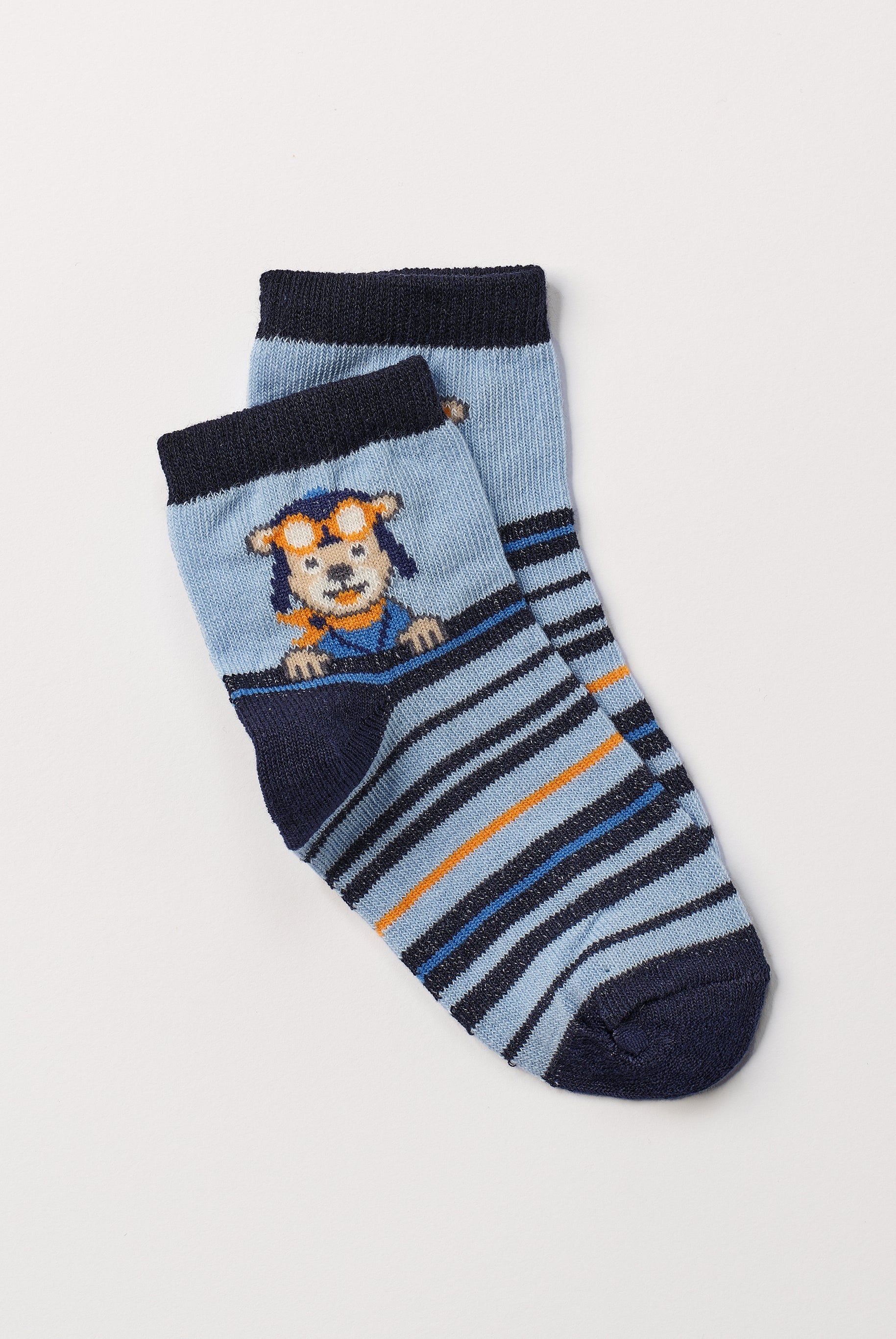 Die verspielten Baby-Söckchen von AMIO Firenze bieten maximalen Tragekomfort und brillieren mit ihrer Passform. Das eingewebte Bärchen-Motiv ist besonders niedlich. Ein Must-Have für jede Grundausstattung.
Höchste Qualität, bestes Preis-Leistungs-Verhältnis MADE IN ITALY.