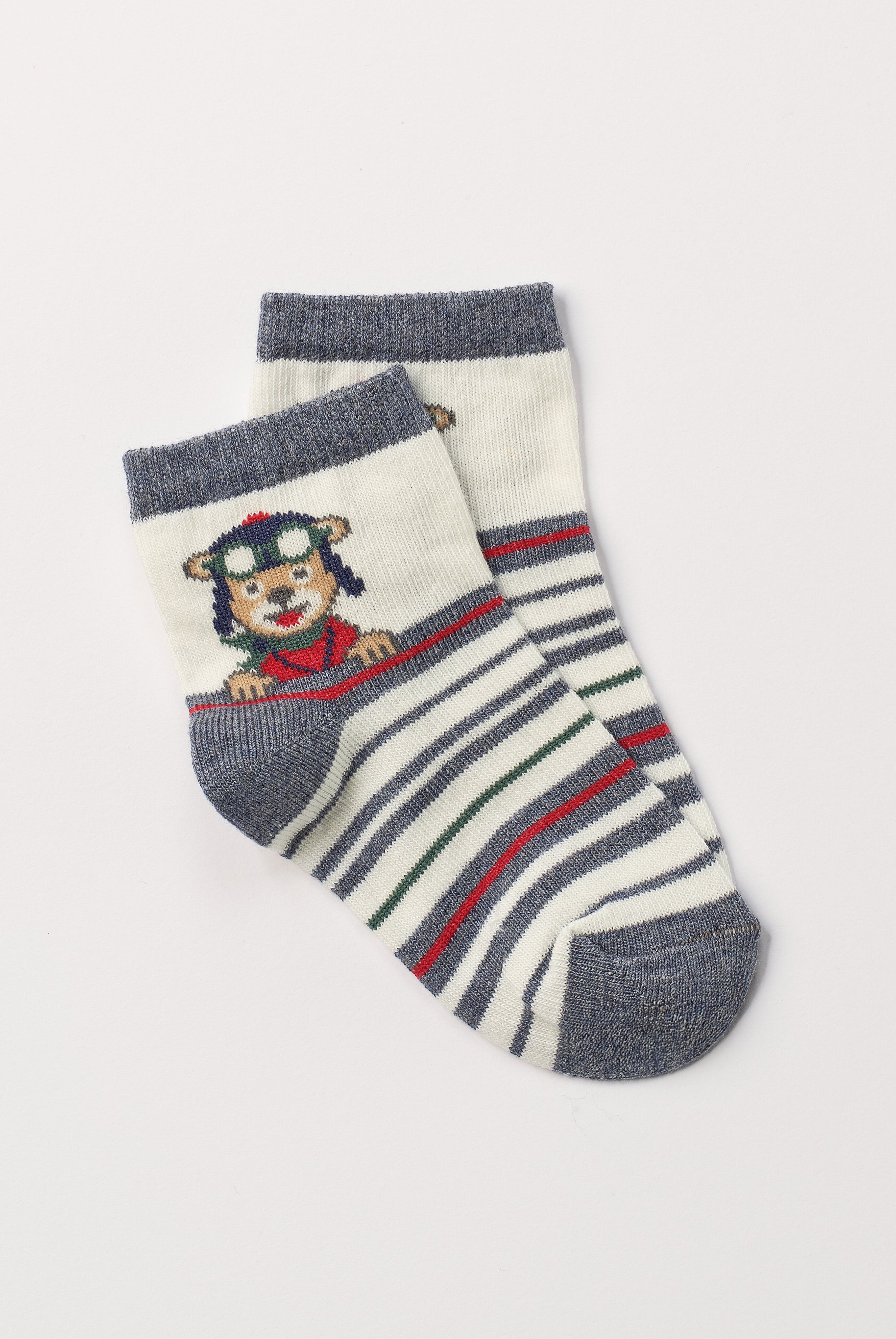 Die verspielten Baby-Söckchen von AMIO Firenze bieten maximalen Tragekomfort und brillieren mit ihrer Passform. Das eingewebte Bärchen-Motiv ist besonders niedlich. Ein Must-Have für jede Grundausstattung.
Höchste Qualität, bestes Preis-Leistungs-Verhältnis MADE IN ITALY.