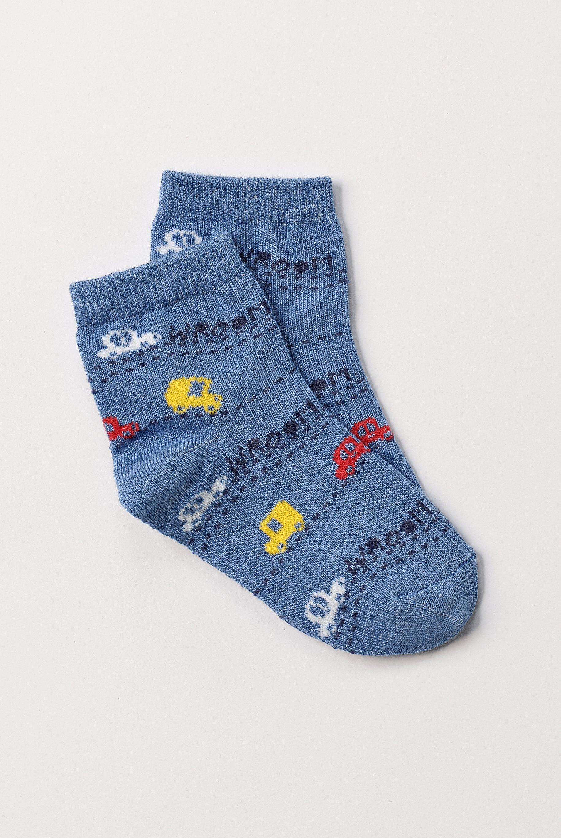 Die verspielten Baby-Söckchen von AMIO Firenze bieten maximalen Tragekomfort und brillieren mit ihrer Passform. Das eingewebte Autos machen das Sockenpaar besonders niedlich. Ein Must-Have für jede Grundausstattung.
Höchste Qualität, bestes Preis-Leistungs-Verhältnis MADE IN ITALY.