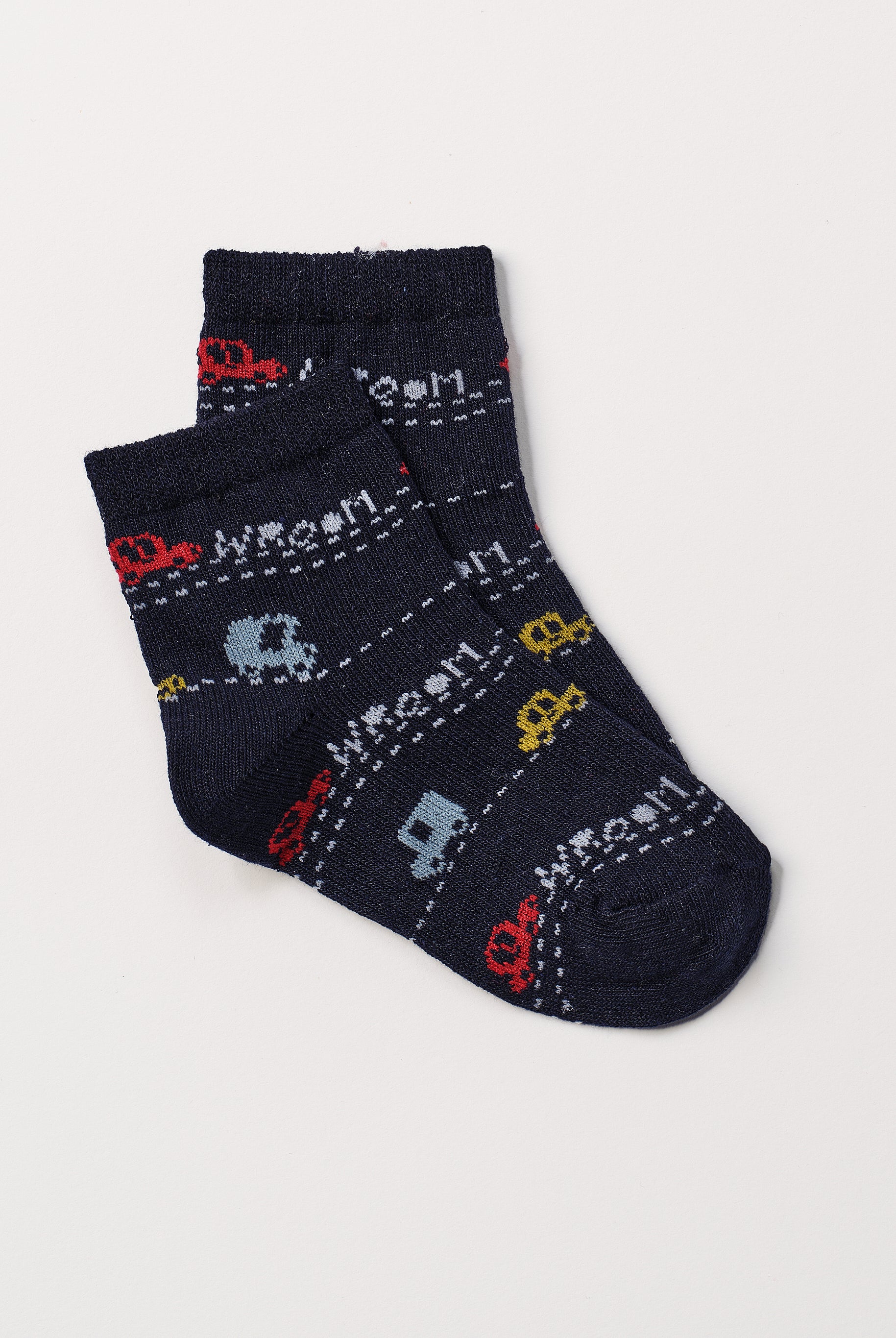 Die verspielten Baby-Söckchen von AMIO Firenze bieten maximalen Tragekomfort und brillieren mit ihrer Passform. Das eingewebte Autos machen das Sockenpaar besonders niedlich. Ein Must-Have für jede Grundausstattung.
Höchste Qualität, bestes Preis-Leistungs-Verhältnis MADE IN ITALY.