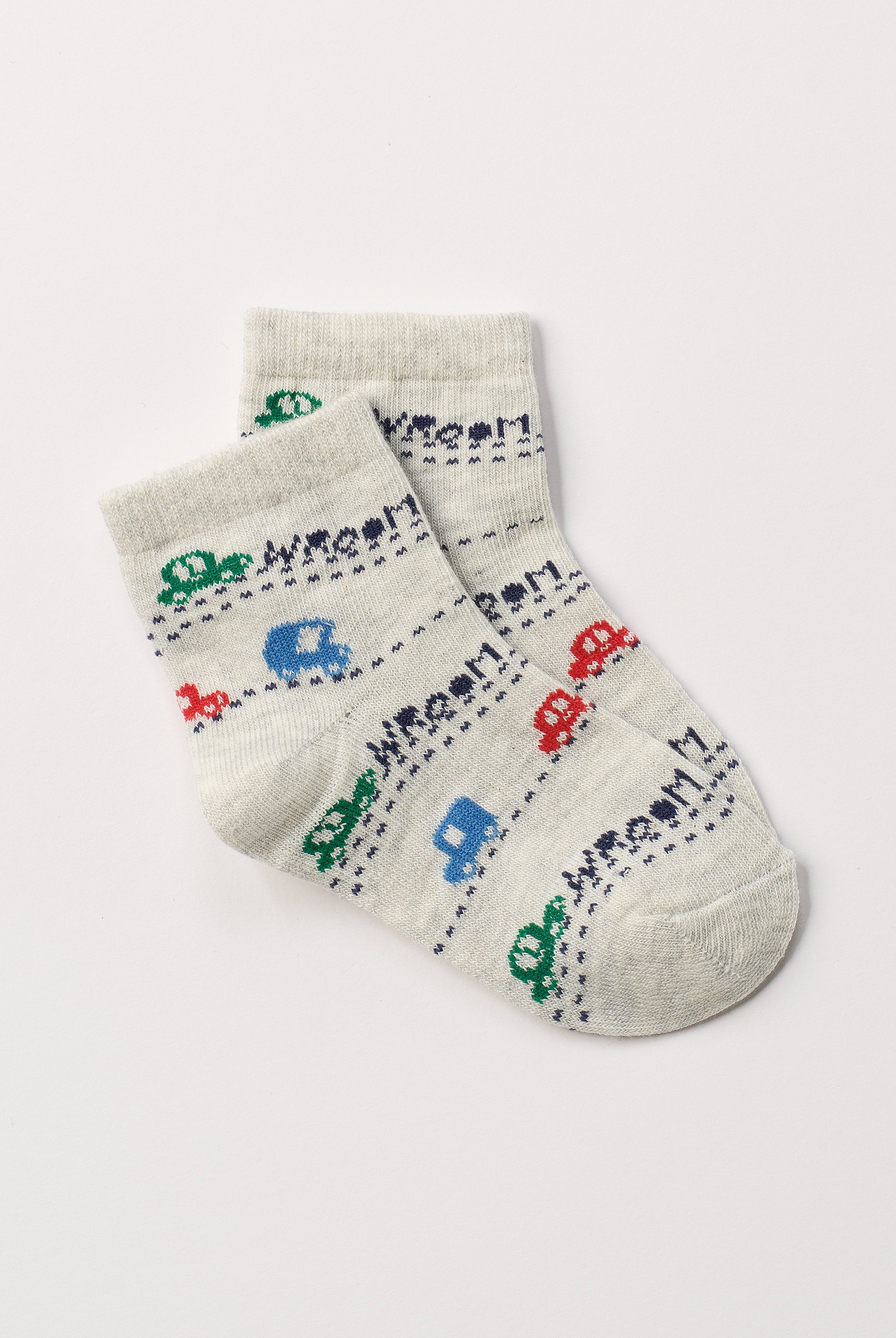 Die verspielten Baby-Söckchen von AMIO Firenze bieten maximalen Tragekomfort und brillieren mit ihrer Passform. Das eingewebte Autos machen das Sockenpaar besonders niedlich. Ein Must-Have für jede Grundausstattung.
Höchste Qualität, bestes Preis-Leistungs-Verhältnis MADE IN ITALY.