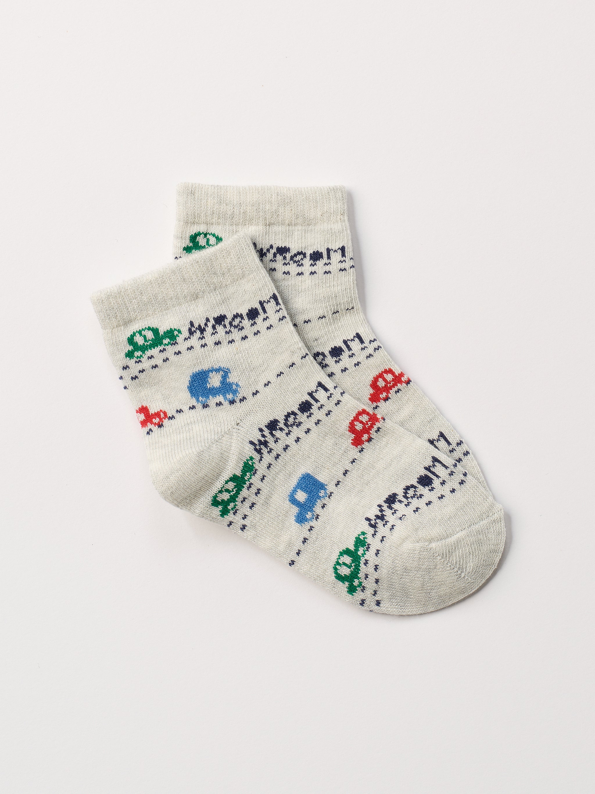 Die verspielten Baby-Söckchen von AMIO Firenze bieten maximalen Tragekomfort und brillieren mit ihrer Passform. Das eingewebte Autos machen das Sockenpaar besonders niedlich. Ein Must-Have für jede Grundausstattung.
Höchste Qualität, bestes Preis-Leistungs-Verhältnis MADE IN ITALY.