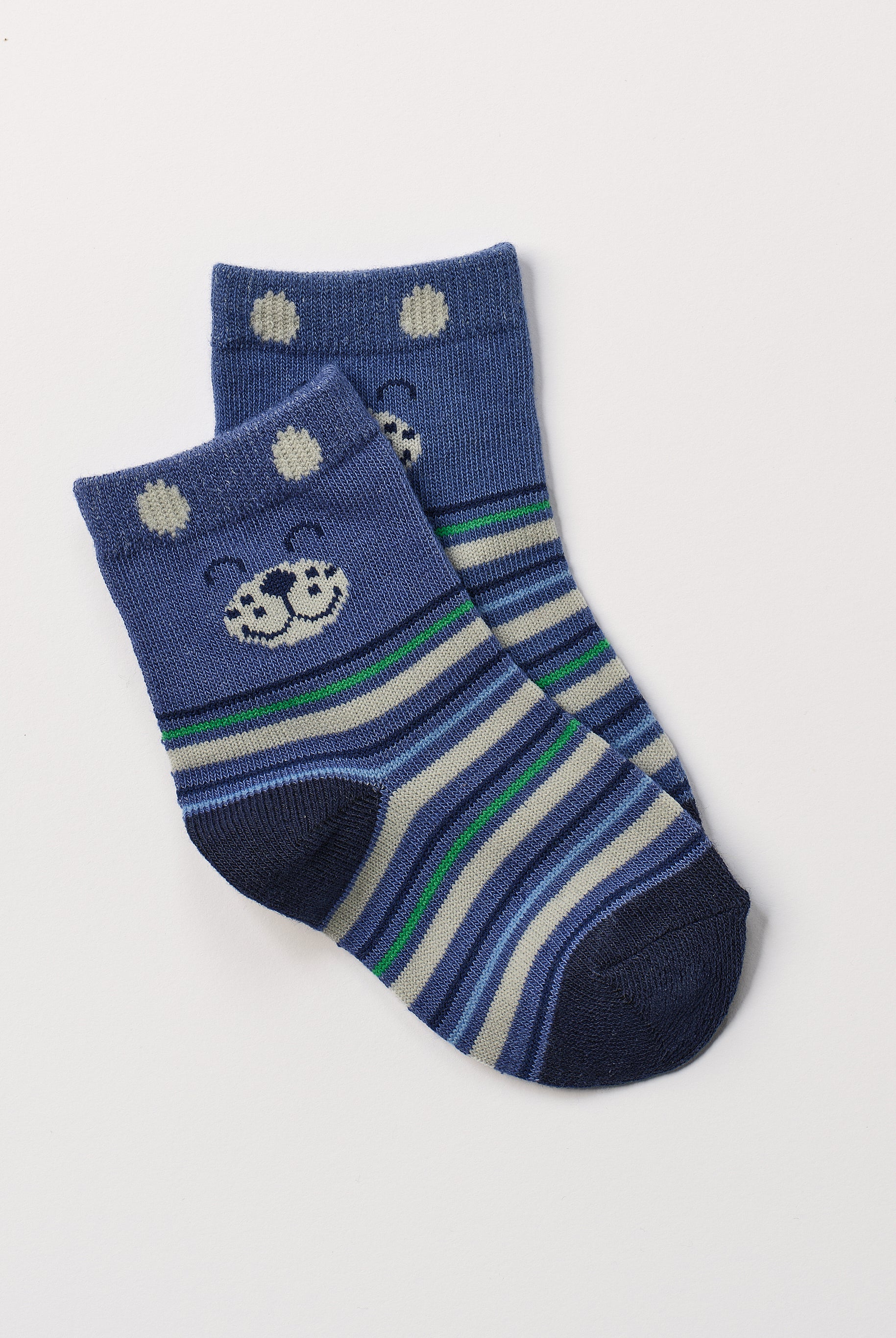 Die verspielten Baby-Söckchen von AMIO Firenze bieten maximalen Tragekomfort und brillieren mit ihrer Passform. Das eingewebte Hunde-Motiv ist besonders niedlich. Ein Must-Have für jede Grundausstattung.
Höchste Qualität, bestes Preis-Leistungs-Verhältnis MADE IN ITALY.