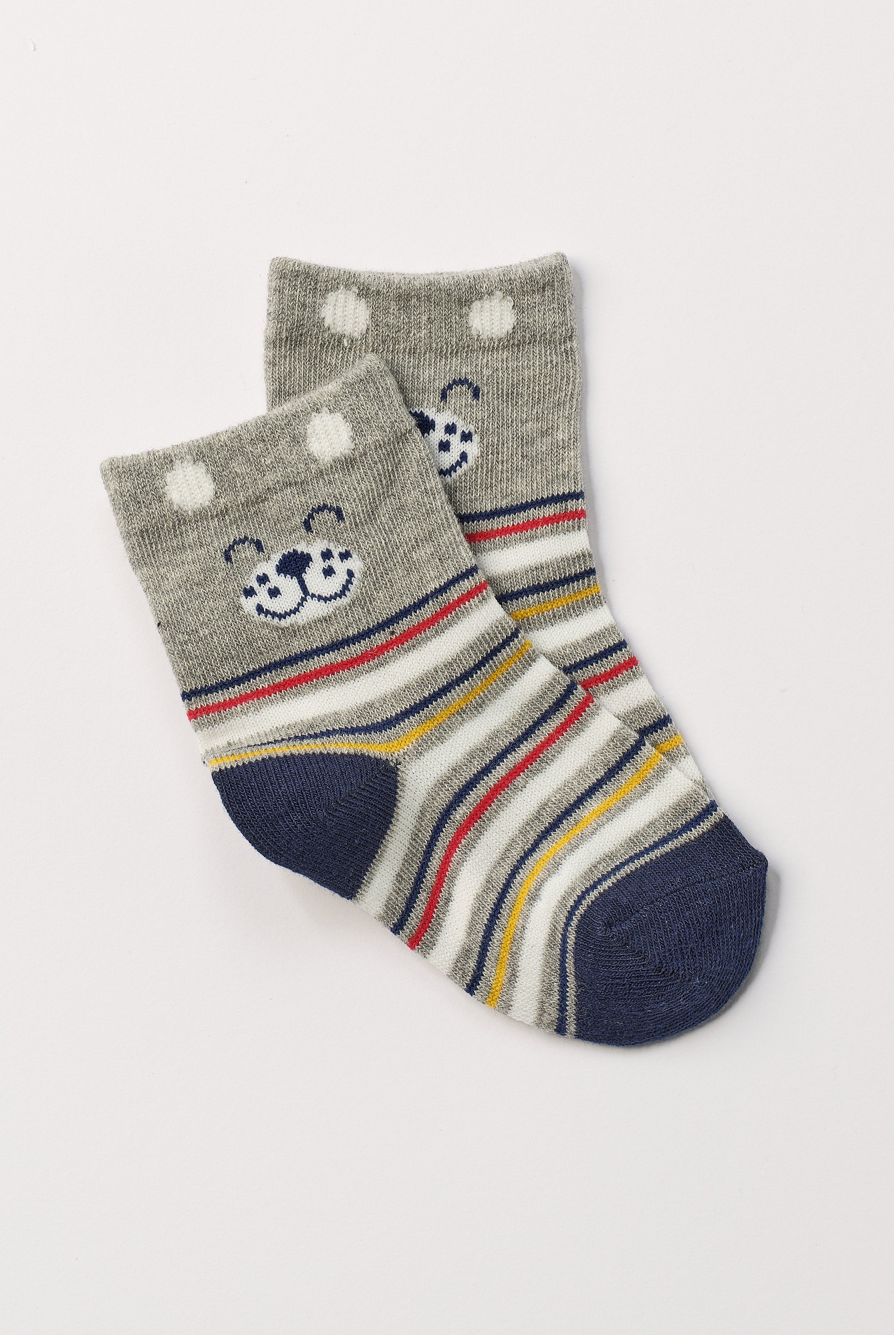 Die verspielten Baby-Söckchen von AMIO Firenze bieten maximalen Tragekomfort und brillieren mit ihrer Passform. Das eingewebte Hunde-Motiv ist besonders niedlich. Ein Must-Have für jede Grundausstattung.
Höchste Qualität, bestes Preis-Leistungs-Verhältnis MADE IN ITALY.