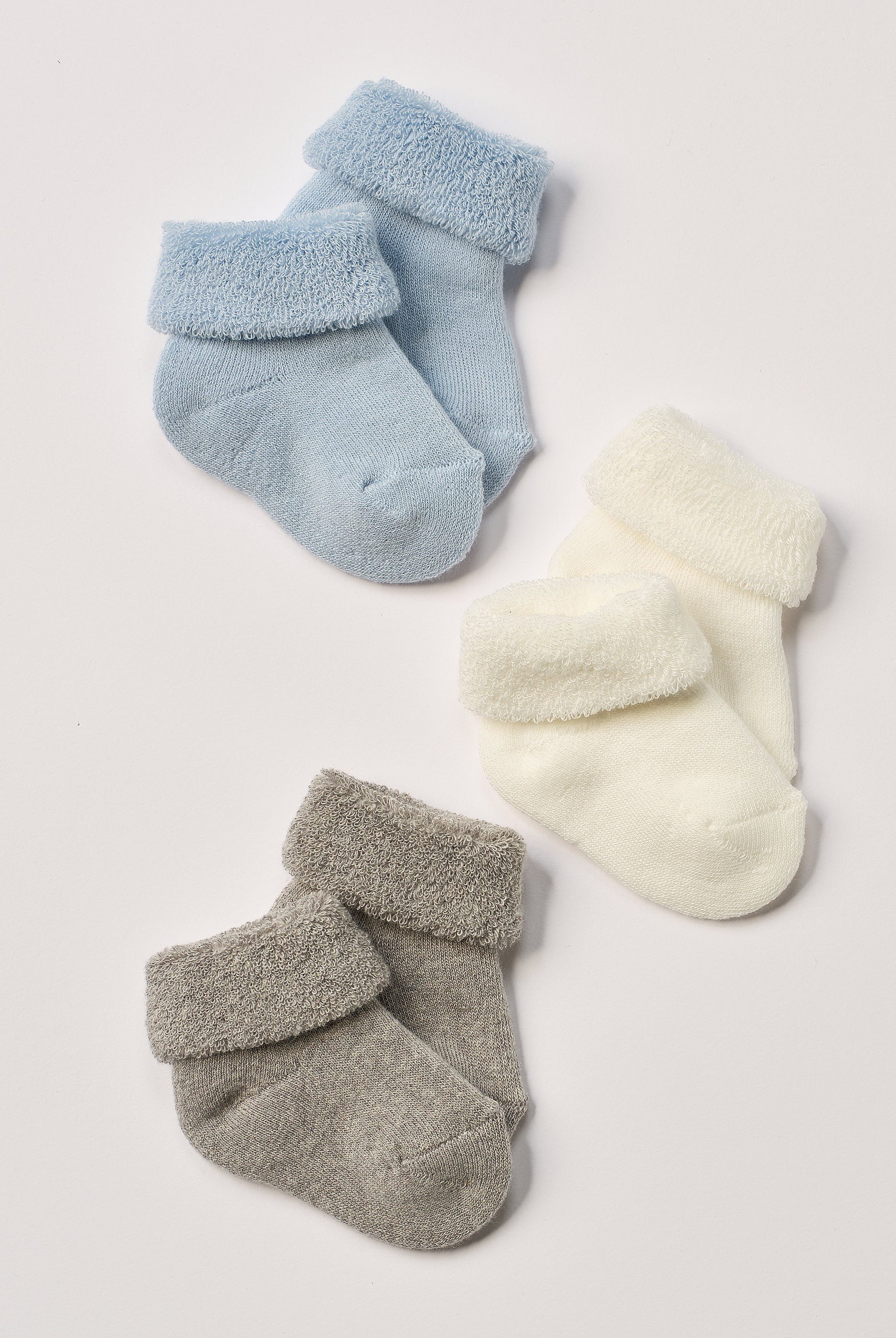 Die flauschigen Baby-Söckchen von AMIO Firenze bieten maximalen Tragekomfort und brillieren mit ihrer Passform. Das weiche und warmhaltende Material fühlt sich besonders gemütlich an. Der Sockenschaft lässt sich bequem anpassen. Ein Must-Have für jede Grundausstattung.
Höchste Qualität, bestes Preis-Leistungs-Verhältnis MADE IN ITALY.