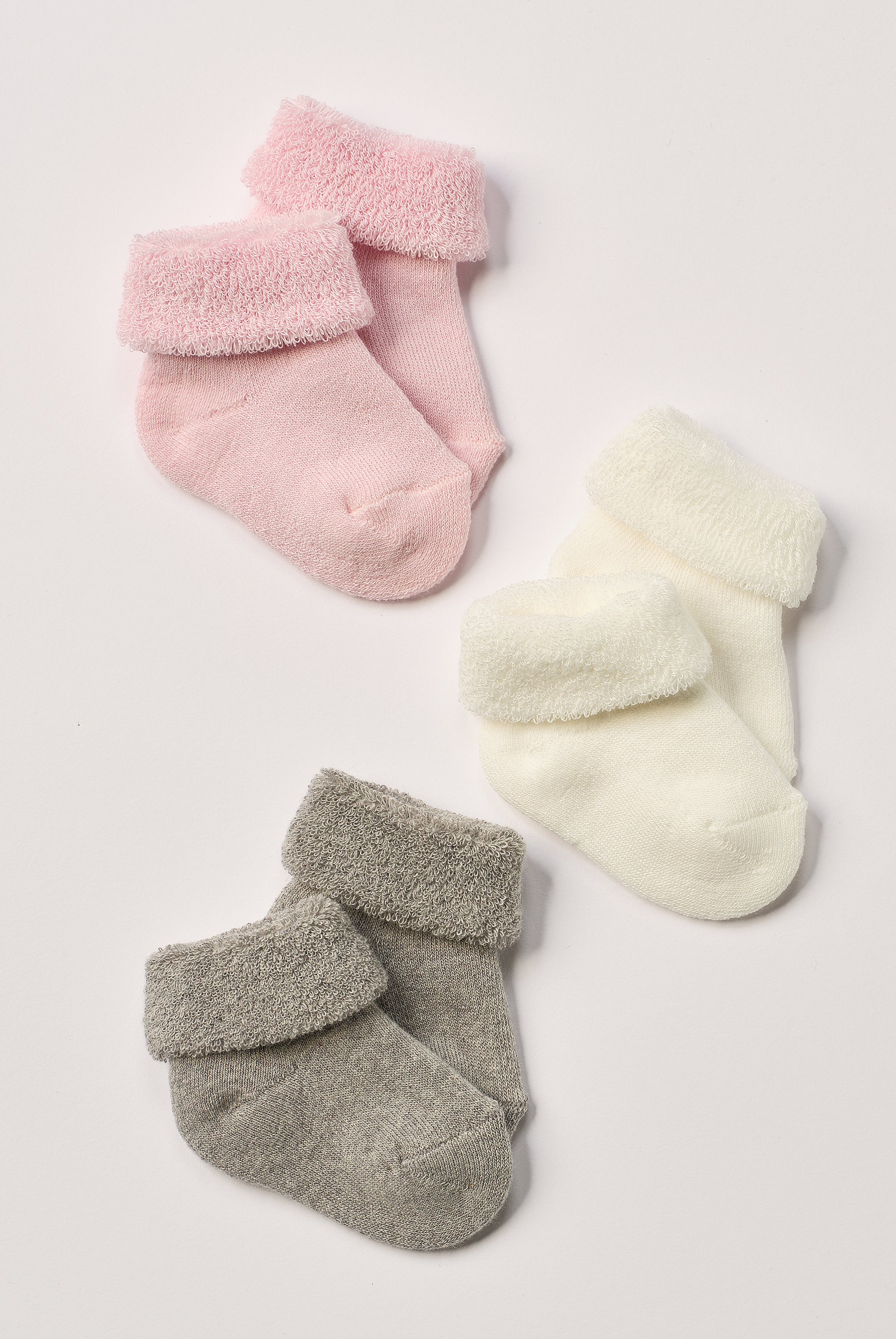 Die flauschigen Baby-Söckchen von AMIO Firenze bieten maximalen Tragekomfort und brillieren mit ihrer Passform. Das weiche und warmhaltende Material fühlt sich besonders gemütlich an. Der Sockenschaft lässt sich bequem anpassen. Ein Must-Have für jede Grundausstattung.
Höchste Qualität, bestes Preis-Leistungs-Verhältnis MADE IN ITALY.