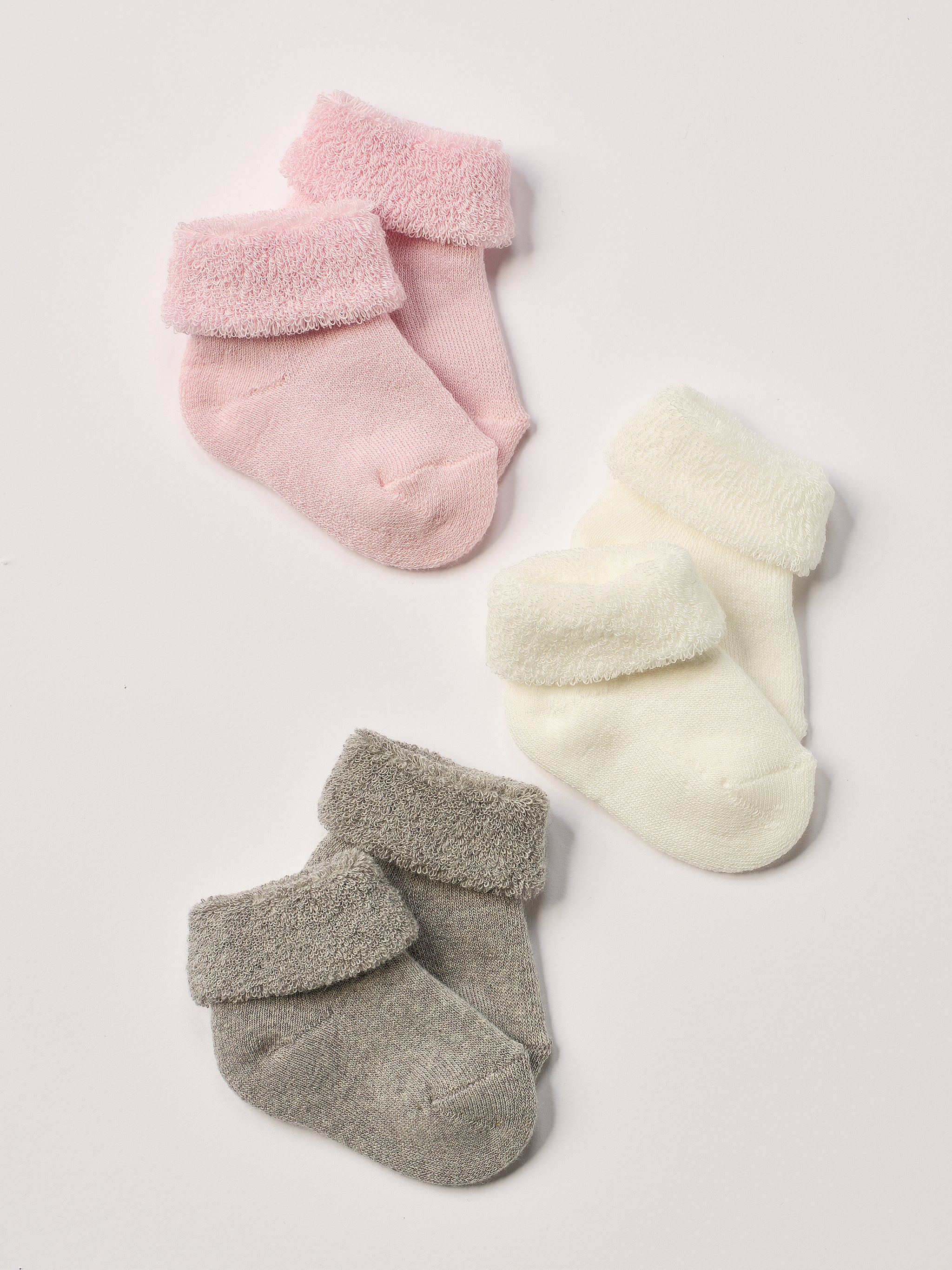 Die flauschigen Baby-Söckchen von AMIO Firenze bieten maximalen Tragekomfort und brillieren mit ihrer Passform. Das weiche und warmhaltende Material fühlt sich besonders gemütlich an. Der Sockenschaft lässt sich bequem anpassen. Ein Must-Have für jede Grundausstattung.
Höchste Qualität, bestes Preis-Leistungs-Verhältnis MADE IN ITALY.