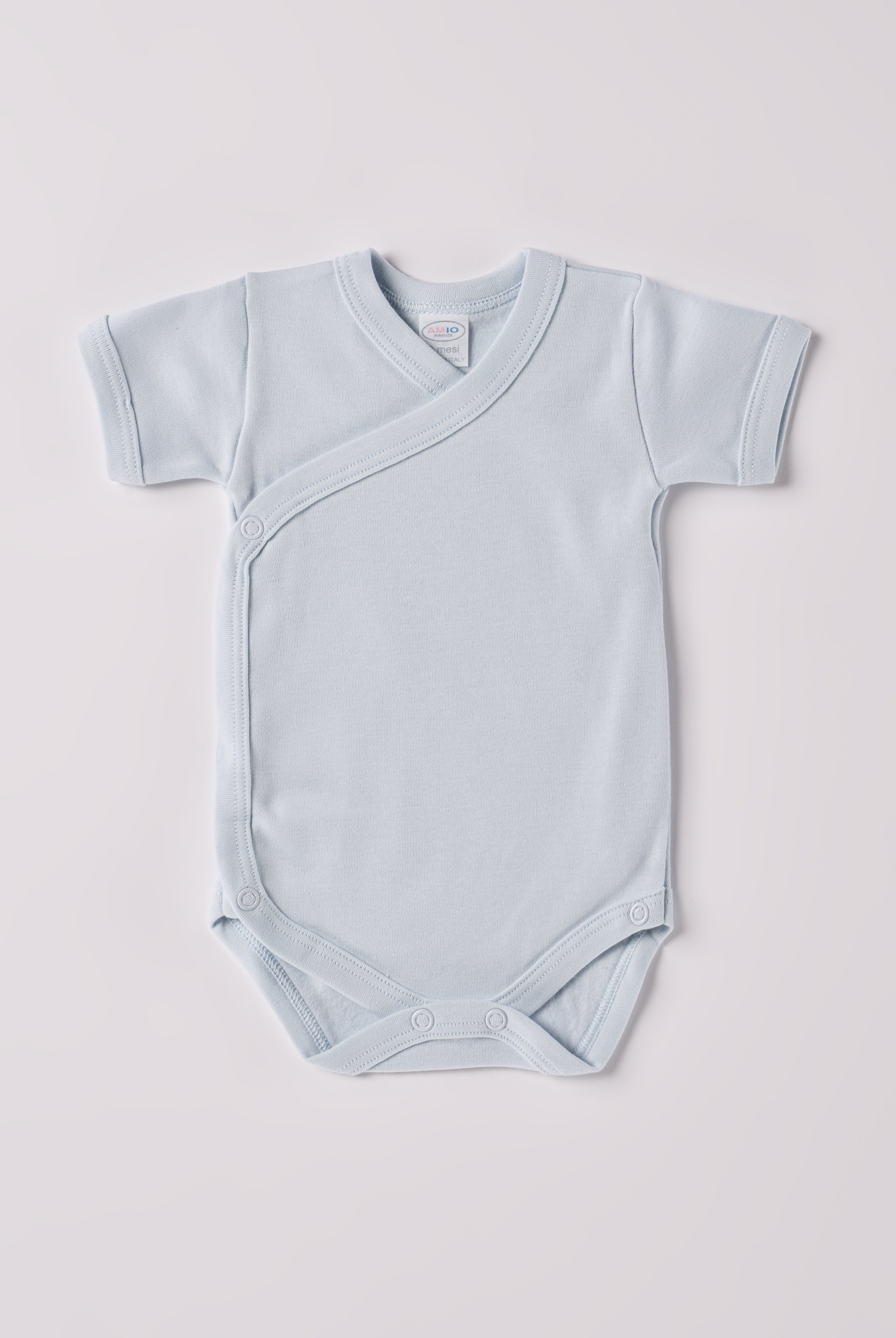 Der kurzarmige Wickelbody, gefertigt aus 100% Baumwolle, hat eine perfekte Passform. Kundinnen und Kunden vertrauen auf unseren Schnitt, da dieses Modell ein unkompliziertes und schnelles Anziehen ermöglicht. Die "flanellartige" Innenseite wurde speziell für zarte Kinderhaut konzipiert und bietet ein besonders sanftes Trageerlebnis. Ein großer Vorteil der flanellartigen Innenseite ist, dass die Kinder weniger schwitzen. Ein AMIO Firenze Must-Have für jede Grundausstattung.