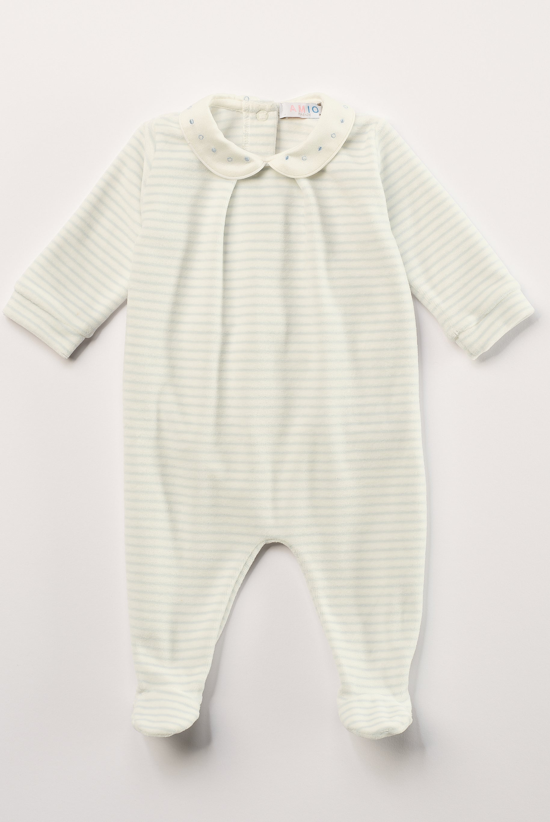 Der weiche und wärmespendende Strampler von AMIO Firenze mit fein besticktem Kragen ist der perfekte Begleiter für den Alltag in der kalten Jahreszeit. Maximaler Tragekomfort, gepaart mit einer herausragenden Passform aus Samt (Ciniglia). Das Modell hat einen praktischen Schnitt, um etwa die Windel schnell und unkompliziert wechseln zu können. Ein AMIO Firenze Must-Have für jede Grundausstattung. Unser Strampler wird in einer ansprechenden Geschenkbox präsentiert.