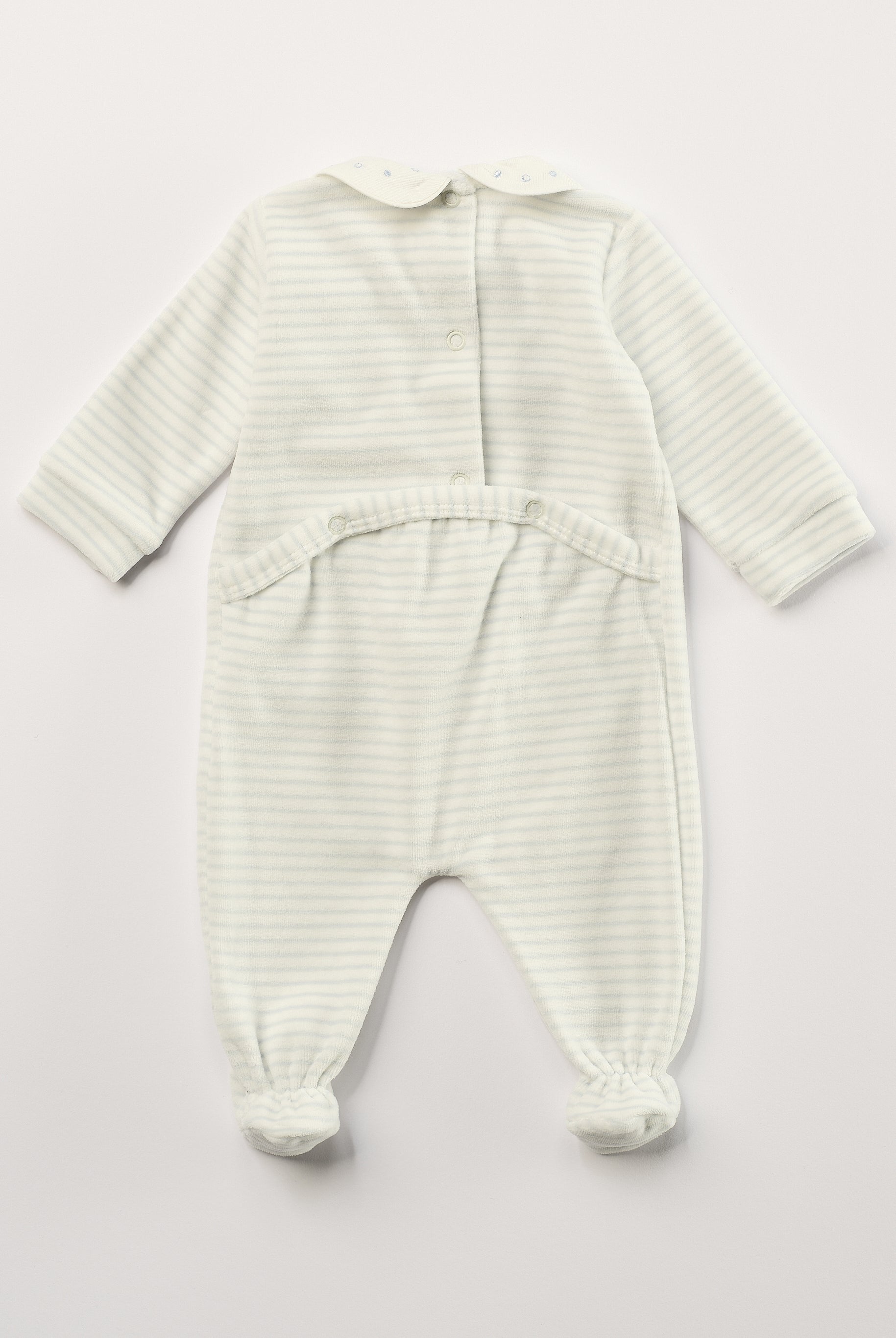 Der weiche und wärmespendende Strampler von AMIO Firenze mit fein besticktem Kragen ist der perfekte Begleiter für den Alltag in der kalten Jahreszeit. Maximaler Tragekomfort, gepaart mit einer herausragenden Passform aus Samt (Ciniglia). Das Modell hat einen praktischen Schnitt, um etwa die Windel schnell und unkompliziert wechseln zu können. Ein AMIO Firenze Must-Have für jede Grundausstattung. Unser Strampler wird in einer ansprechenden Geschenkbox präsentiert.