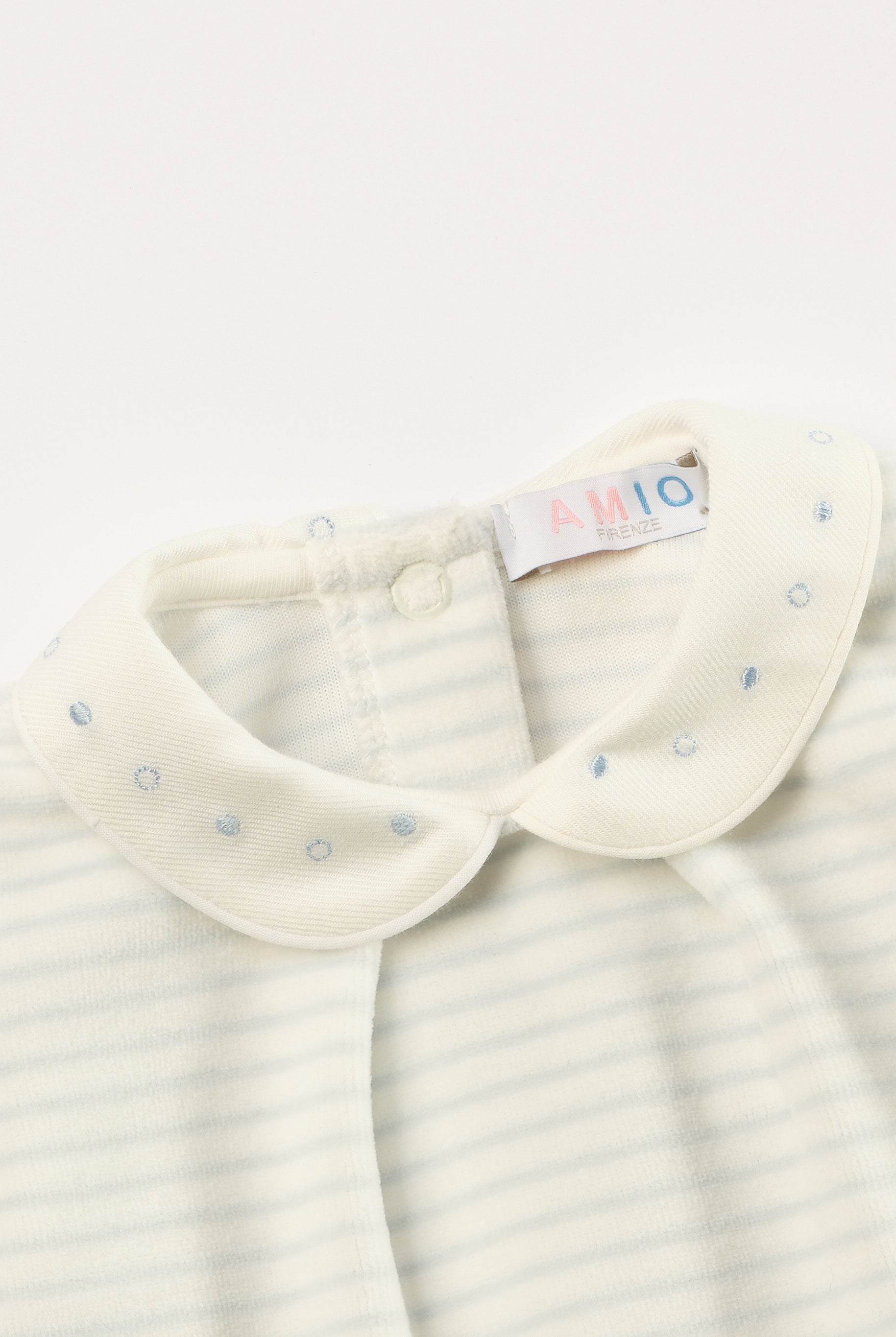 Der weiche und wärmespendende Strampler von AMIO Firenze mit fein besticktem Kragen ist der perfekte Begleiter für den Alltag in der kalten Jahreszeit. Maximaler Tragekomfort, gepaart mit einer herausragenden Passform aus Samt (Ciniglia). Das Modell hat einen praktischen Schnitt, um etwa die Windel schnell und unkompliziert wechseln zu können. Ein AMIO Firenze Must-Have für jede Grundausstattung. Unser Strampler wird in einer ansprechenden Geschenkbox präsentiert.