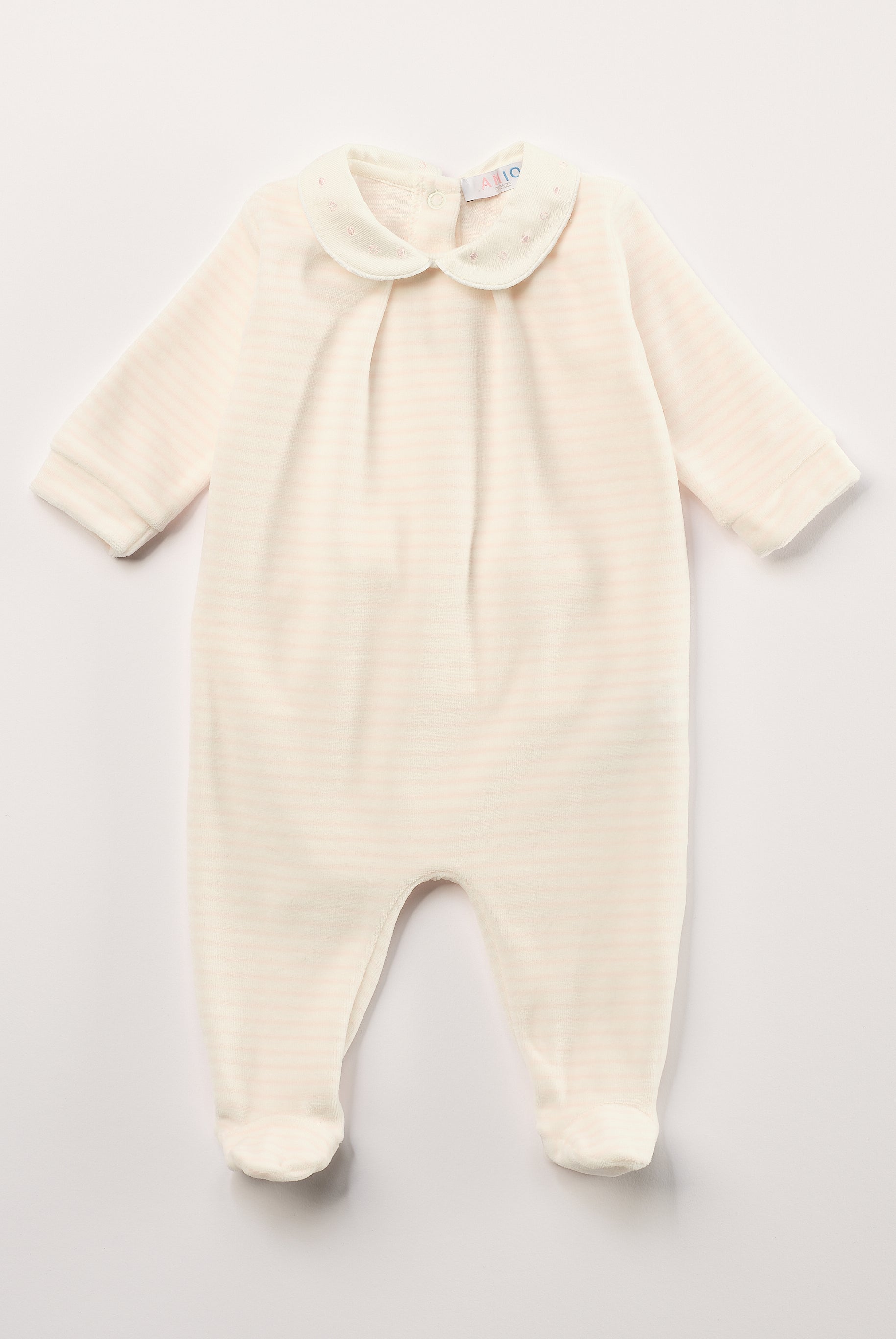 Der weiche und wärmespendende Strampler von AMIO Firenze mit fein besticktem Kragen ist der perfekte Begleiter für den Alltag in der kalten Jahreszeit. Maximaler Tragekomfort, gepaart mit einer herausragenden Passform aus Samt (Ciniglia). Das Modell hat einen praktischen Schnitt, um etwa die Windel schnell und unkompliziert wechseln zu können. Ein AMIO Firenze Must-Have für jede Grundausstattung. Unser Strampler wird in einer ansprechenden Geschenkbox präsentiert.