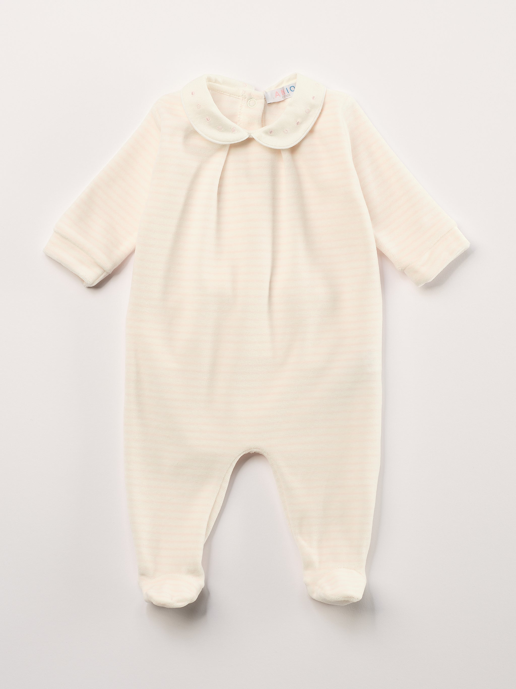 Der weiche und wärmespendende Strampler von AMIO Firenze mit fein besticktem Kragen ist der perfekte Begleiter für den Alltag in der kalten Jahreszeit. Maximaler Tragekomfort, gepaart mit einer herausragenden Passform aus Samt (Ciniglia). Das Modell hat einen praktischen Schnitt, um etwa die Windel schnell und unkompliziert wechseln zu können. Ein AMIO Firenze Must-Have für jede Grundausstattung. Unser Strampler wird in einer ansprechenden Geschenkbox präsentiert.