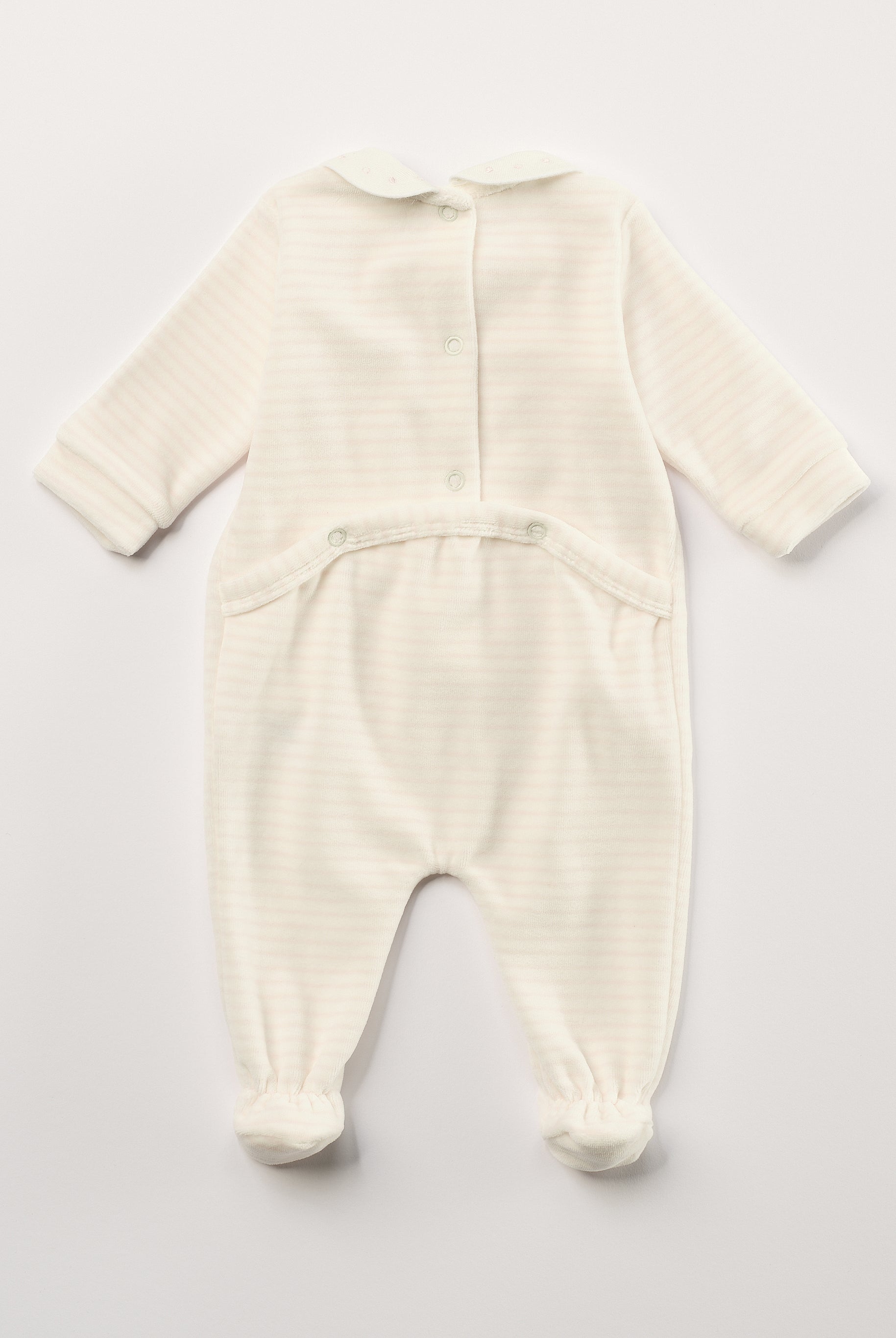 Der weiche und wärmespendende Strampler von AMIO Firenze mit fein besticktem Kragen ist der perfekte Begleiter für den Alltag in der kalten Jahreszeit. Maximaler Tragekomfort, gepaart mit einer herausragenden Passform aus Samt (Ciniglia). Das Modell hat einen praktischen Schnitt, um etwa die Windel schnell und unkompliziert wechseln zu können. Ein AMIO Firenze Must-Have für jede Grundausstattung. Unser Strampler wird in einer ansprechenden Geschenkbox präsentiert.