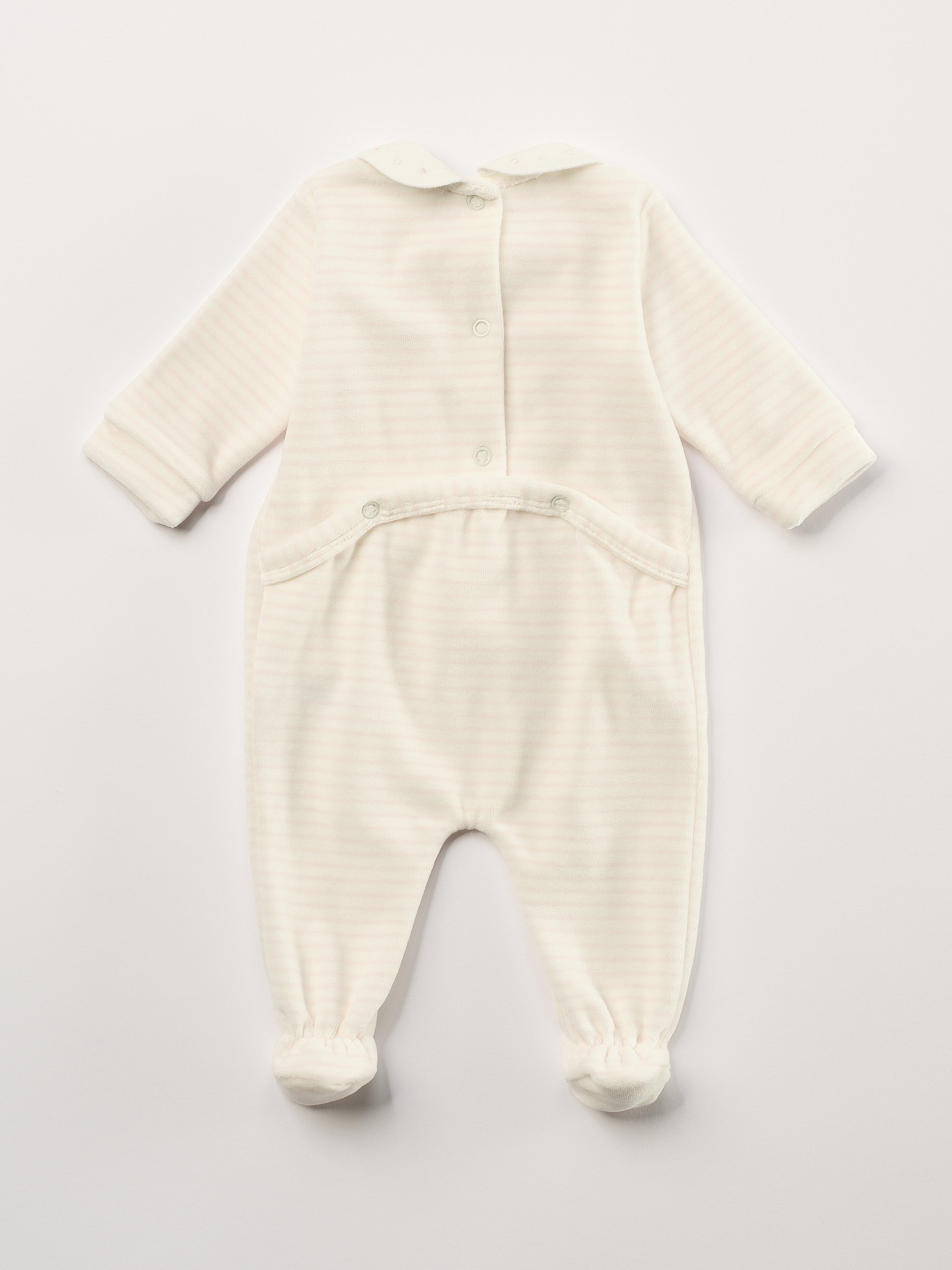 Der weiche und wärmespendende Strampler von AMIO Firenze mit fein besticktem Kragen ist der perfekte Begleiter für den Alltag in der kalten Jahreszeit. Maximaler Tragekomfort, gepaart mit einer herausragenden Passform aus Samt (Ciniglia). Das Modell hat einen praktischen Schnitt, um etwa die Windel schnell und unkompliziert wechseln zu können. Ein AMIO Firenze Must-Have für jede Grundausstattung. Unser Strampler wird in einer ansprechenden Geschenkbox präsentiert.