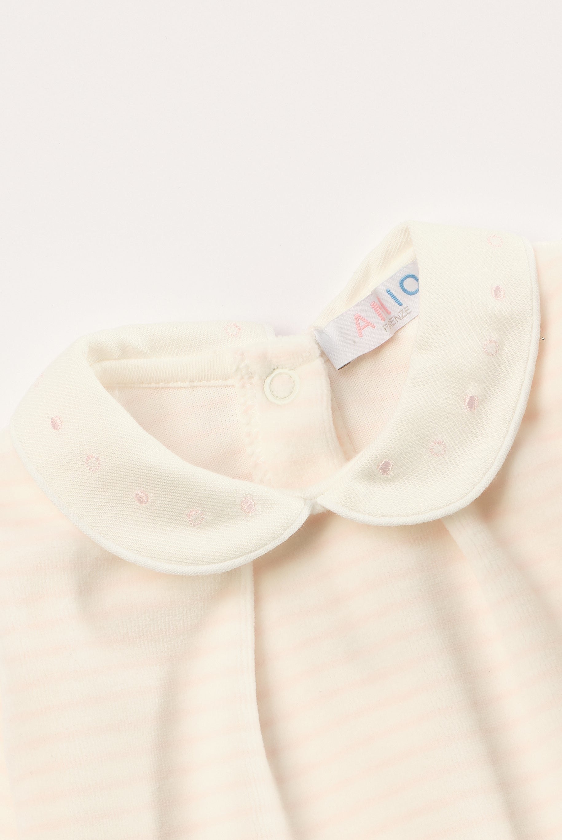 Der weiche und wärmespendende Strampler von AMIO Firenze mit fein besticktem Kragen ist der perfekte Begleiter für den Alltag in der kalten Jahreszeit. Maximaler Tragekomfort, gepaart mit einer herausragenden Passform aus Samt (Ciniglia). Das Modell hat einen praktischen Schnitt, um etwa die Windel schnell und unkompliziert wechseln zu können. Ein AMIO Firenze Must-Have für jede Grundausstattung. Unser Strampler wird in einer ansprechenden Geschenkbox präsentiert.