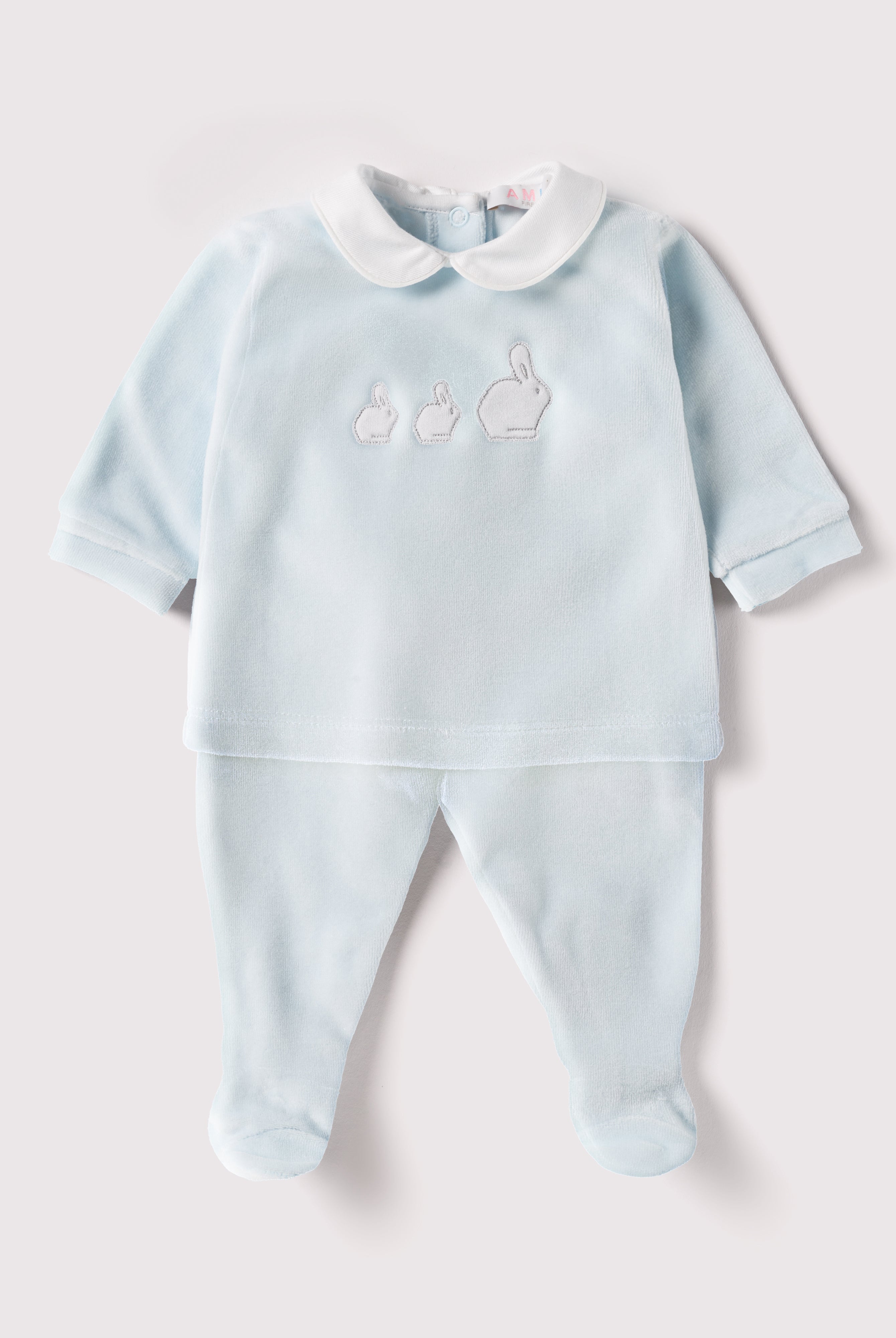 Der weiche und wärmespendende Zweiteiler von AMIO Firenze mit weißem Kragen und Hasenapplikation ist der perfekte Begleiter für den Alltag in der kalten Jahreszeit. Maximaler Tragekomfort, gepaart mit einer herausragenden Passform aus Samt (Ciniglia). Das Modell hat einen praktischen Schnitt, um etwa die Windel schnell und unkompliziert wechseln zu können. Das Set aus Oberteil und Hose ist vielseitig kombinierbar. Ein AMIO Firenze Must-Have für jede Grundausstattung.