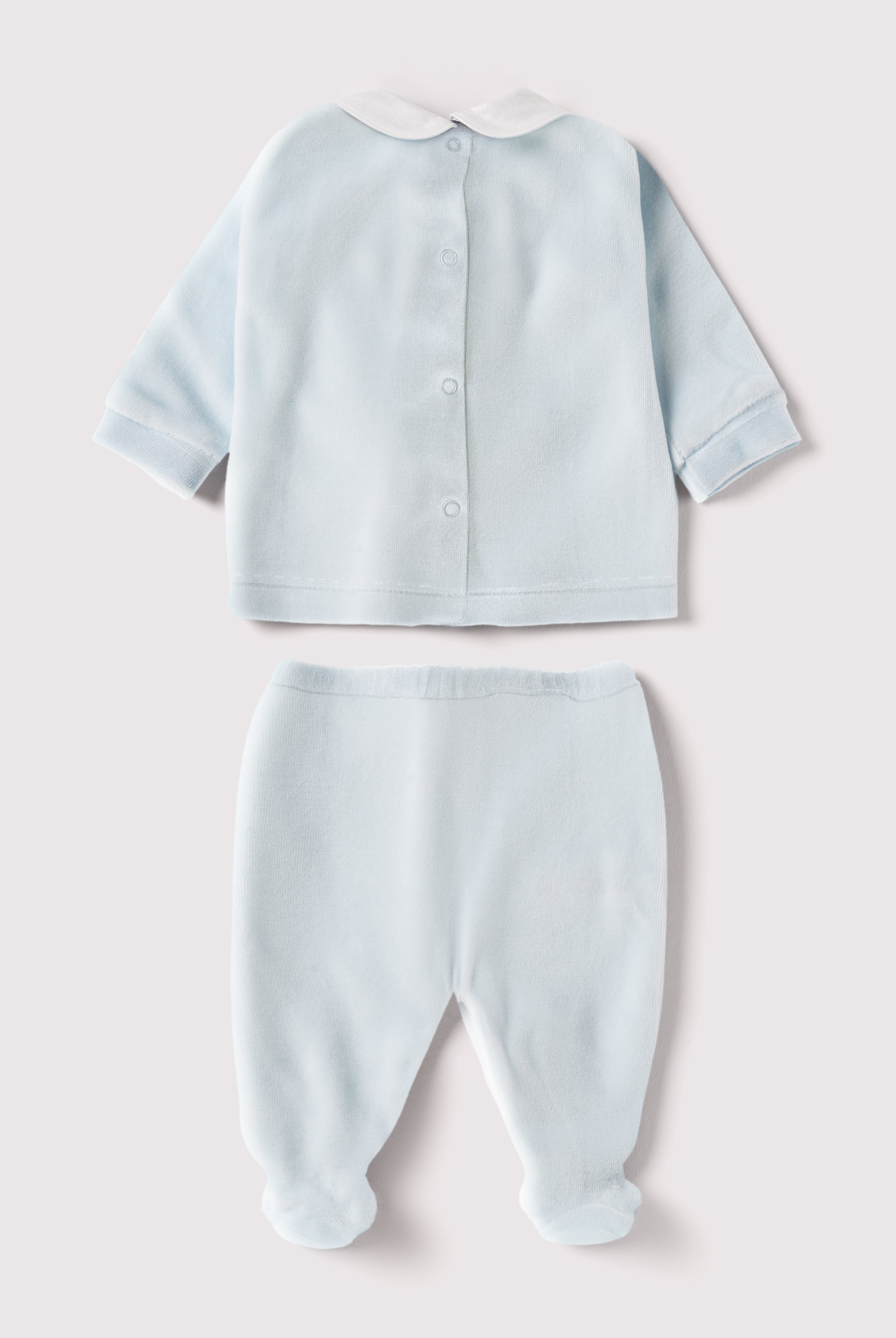 Der weiche und wärmespendende Zweiteiler von AMIO Firenze mit weißem Kragen und Hasenapplikation ist der perfekte Begleiter für den Alltag in der kalten Jahreszeit. Maximaler Tragekomfort, gepaart mit einer herausragenden Passform aus Samt (Ciniglia). Das Modell hat einen praktischen Schnitt, um etwa die Windel schnell und unkompliziert wechseln zu können. Das Set aus Oberteil und Hose ist vielseitig kombinierbar. Ein AMIO Firenze Must-Have für jede Grundausstattung.