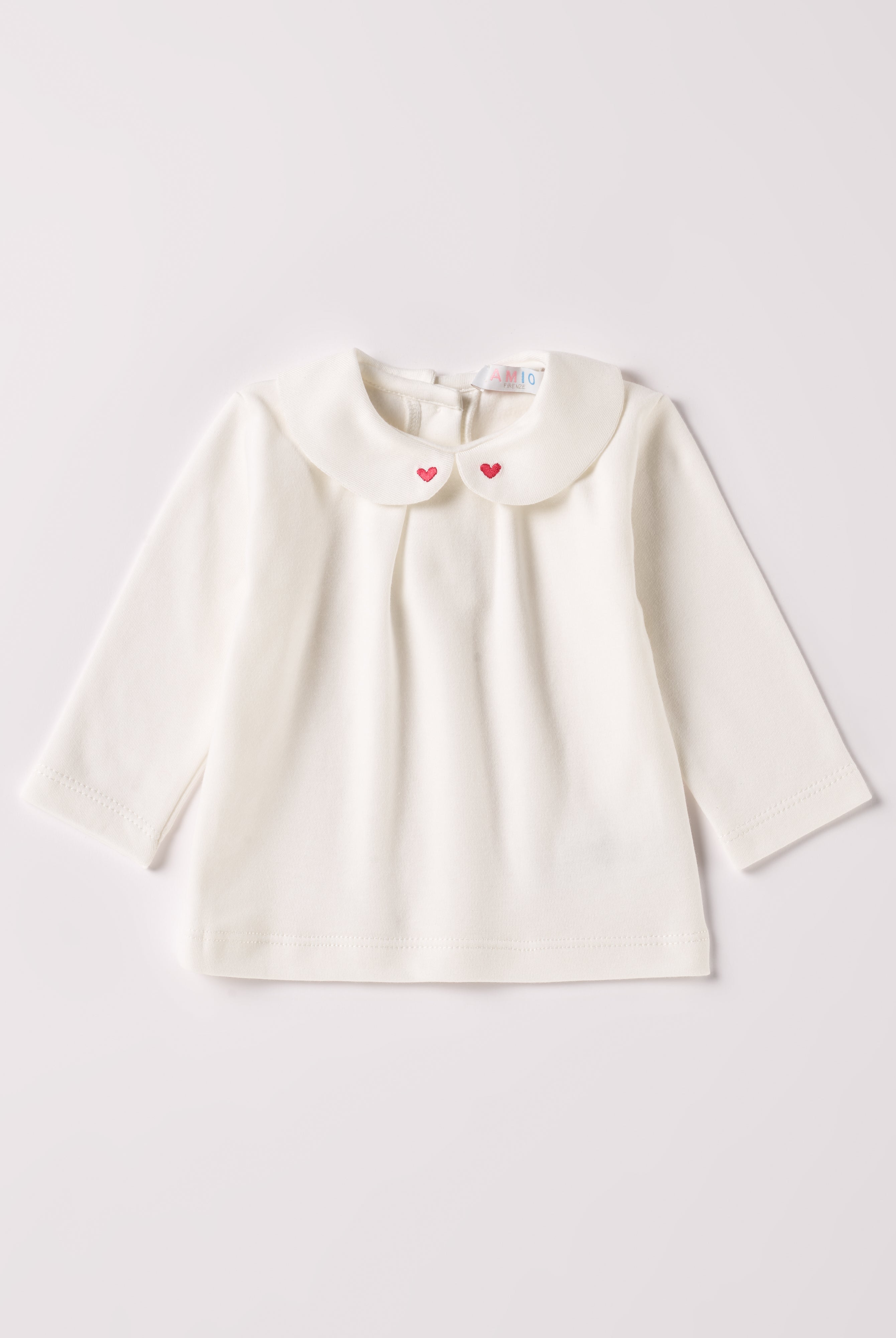 Die Interlock-Bluse für Baby Mädchen von AMIO Firenze ist aus weicher Baumwolle gefertigt und bietet durch das Innenflanell ein äußerst angenehmes Tragegefühl. Der mit Herzen bestickte Kragen und die echten Perlmuttknöpfe verleihen der Bluse einen besonders stilvollen Touch.
Höchste Qualität, bestes Preis-Leistungs-Verhältnis MADE IN ITALY.